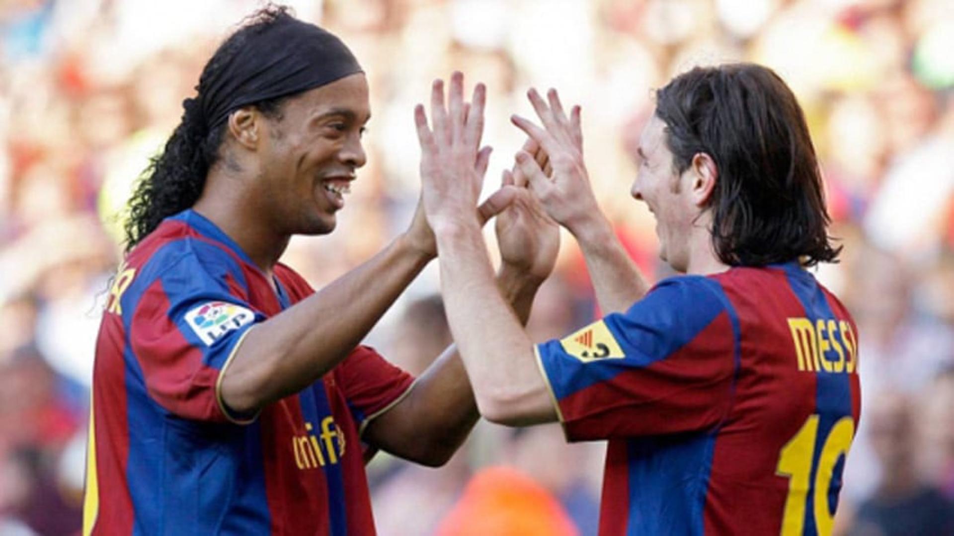 Imagens de Ronaldinho com a camisa do Barcelona