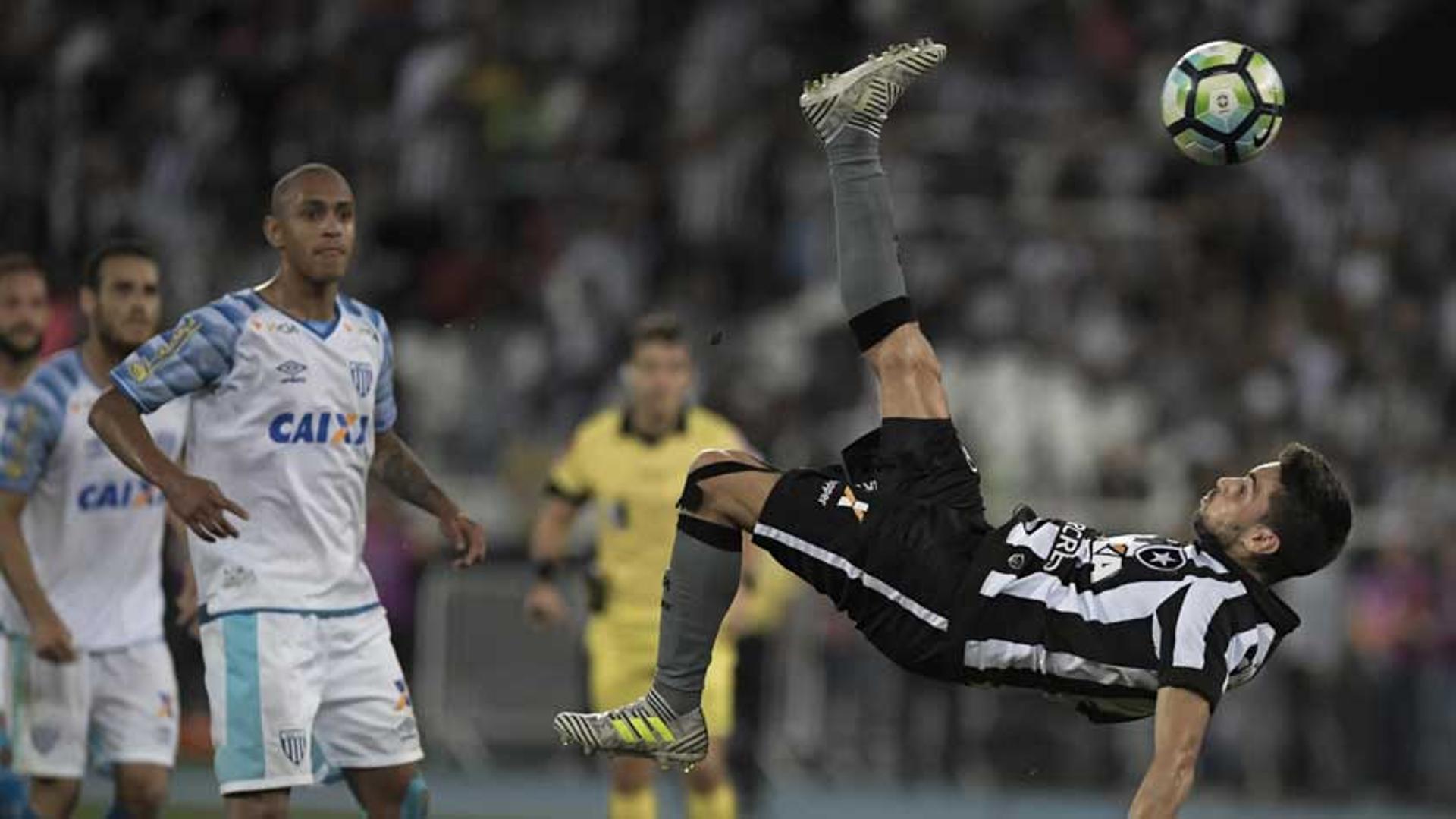 O Botafogo tentou, mas não conseguiu. Foi derrotado, em casa, pelo Avaím o