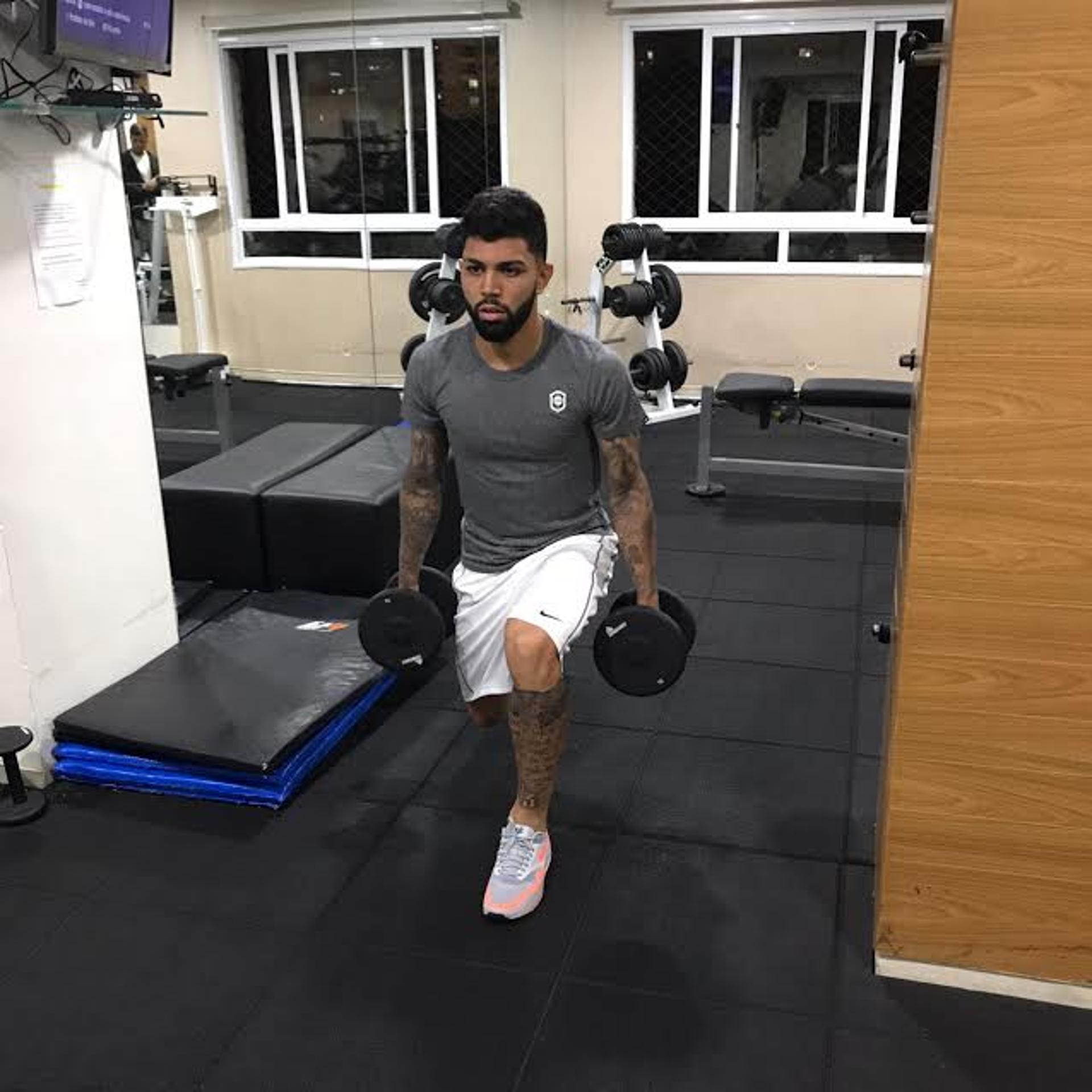 Gabigol mantém a forma nas férias