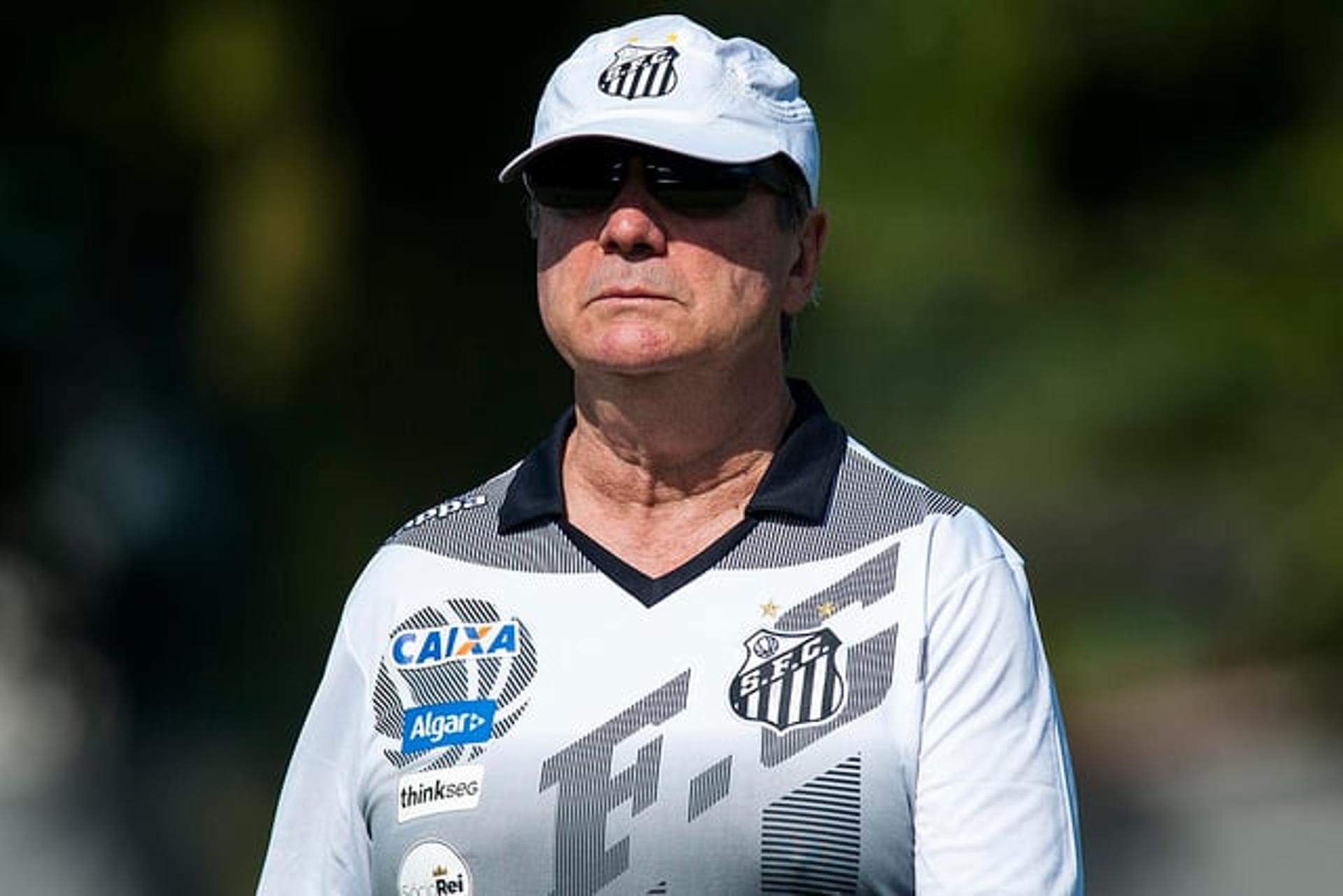 Levir Culpi está ampliando sua visão do elenco do Santos