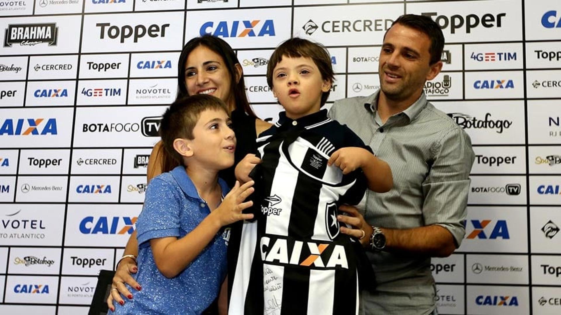 Depois de sair do Botafogo, Montillo confirmou que vai retornar aos gramados em 2018 e seu destino deve ser novamente o Glorioso