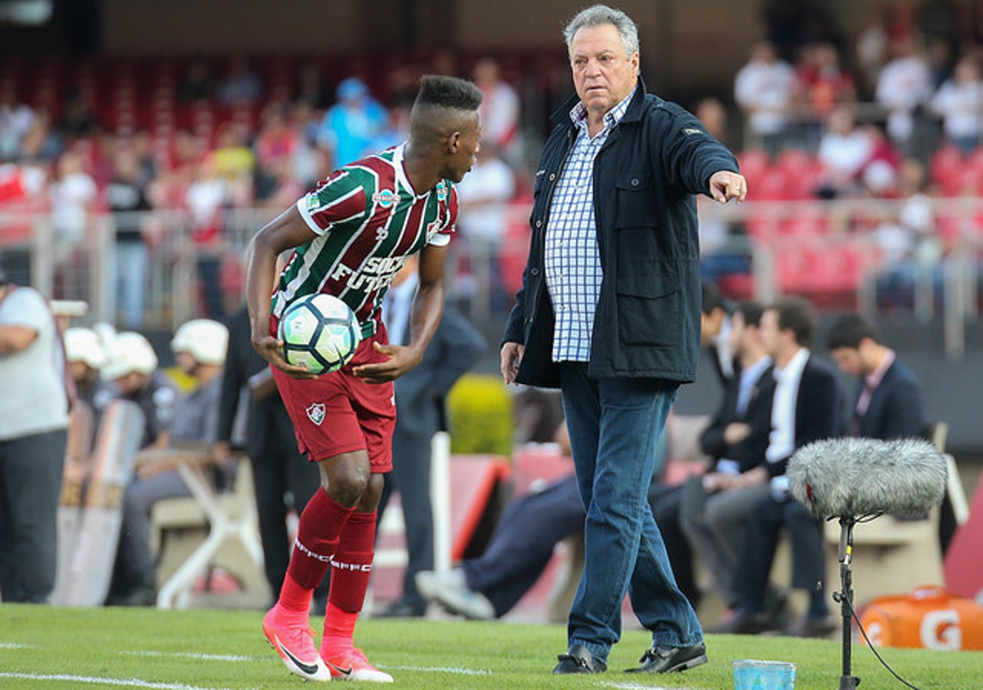 Abel orienta Léo contra o São Paulo, após começar dois jogos no banco