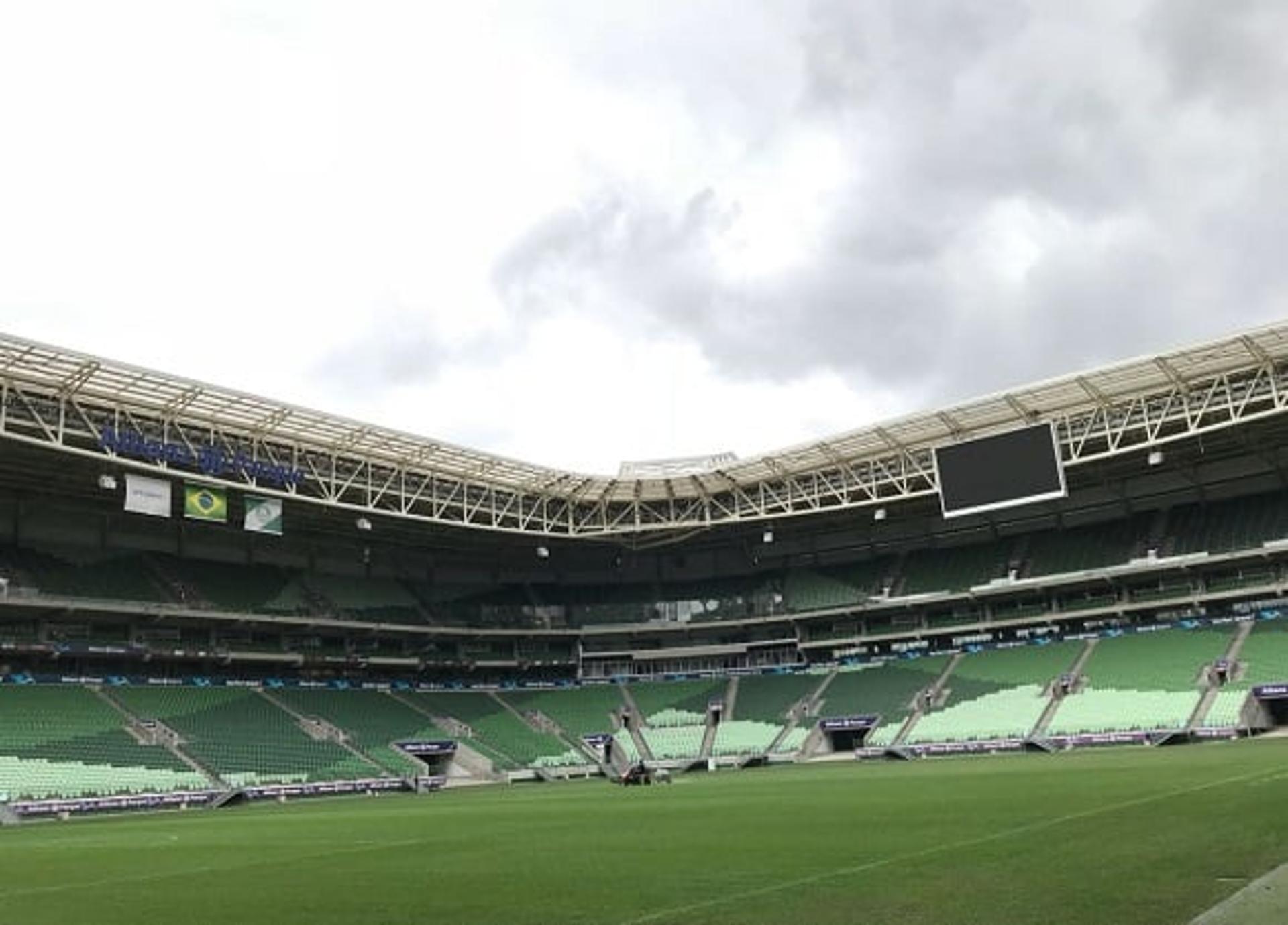 Gramado do Allianz Parque neste domingo (2)