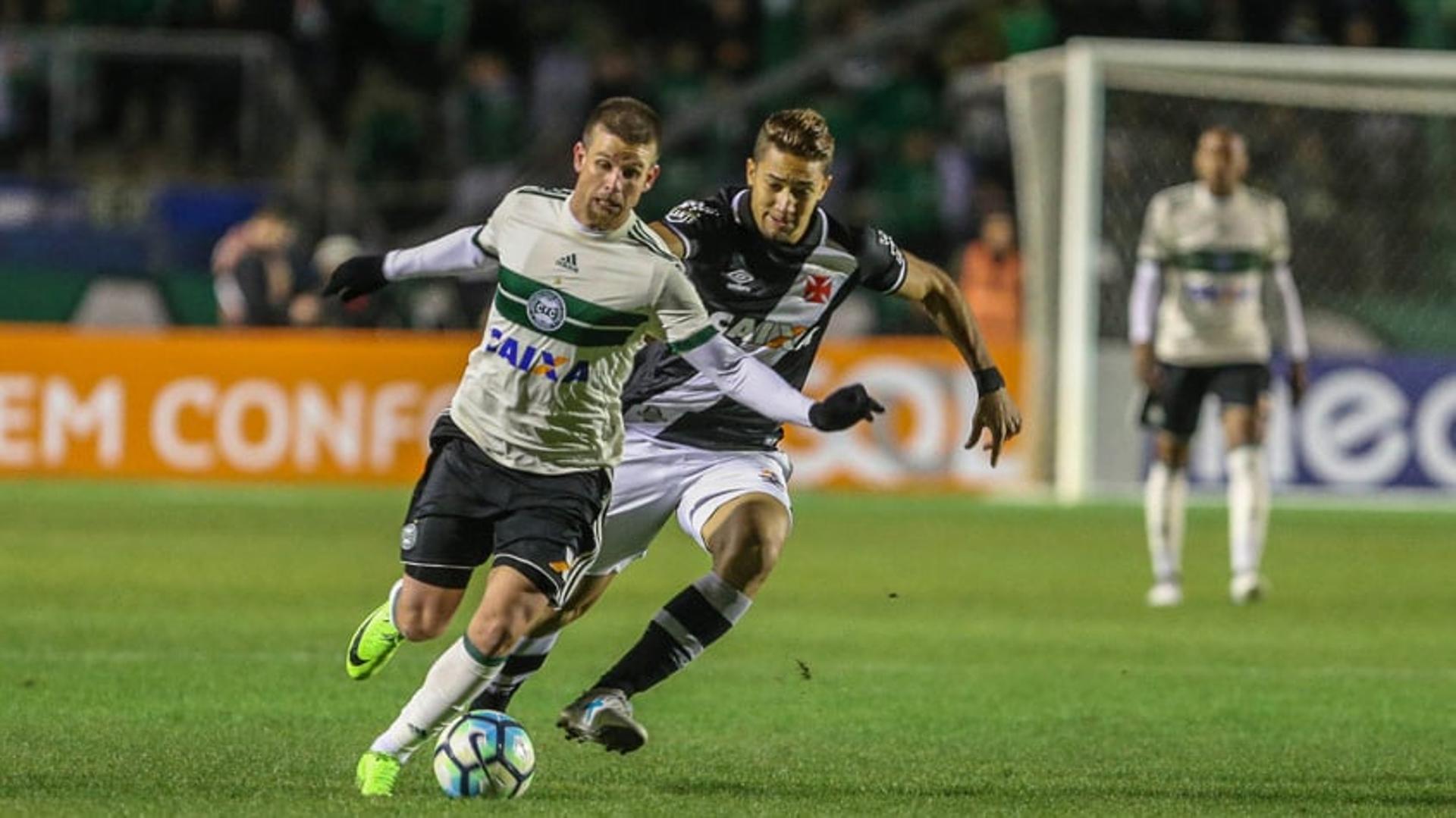 Confira a seguir a galeria especial do LANCE! com imagens do empate entre Coritiba e Vasco na noite deste domingo