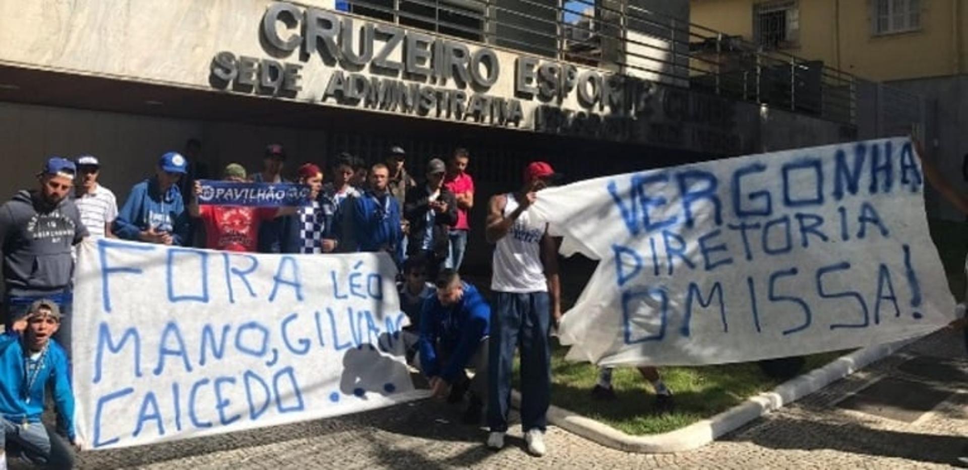 Torcedores do Cruzeiro protestam em frente à sede administrativa do clube