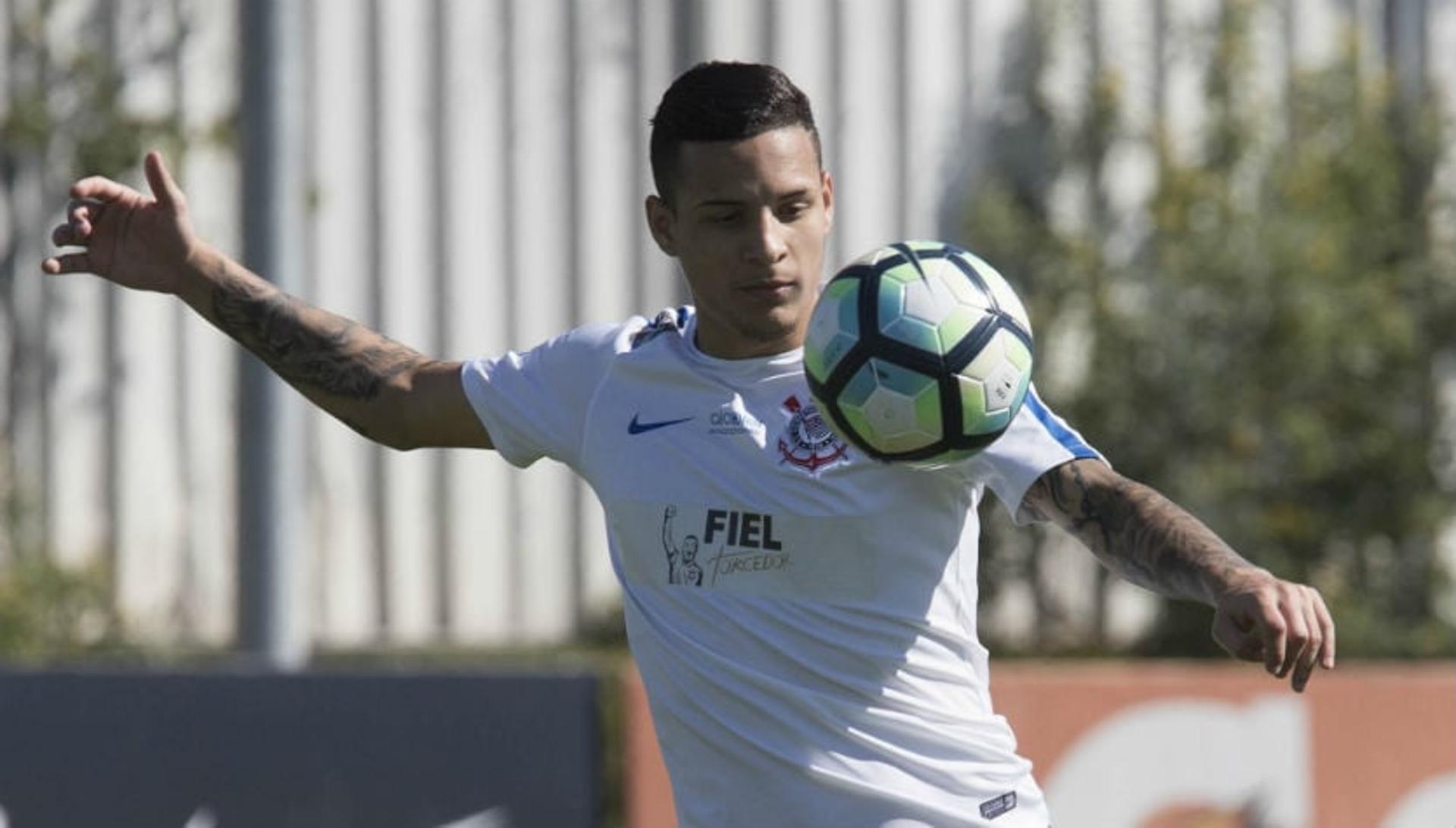 Guilherme Arana ainda é dúvida para clássico