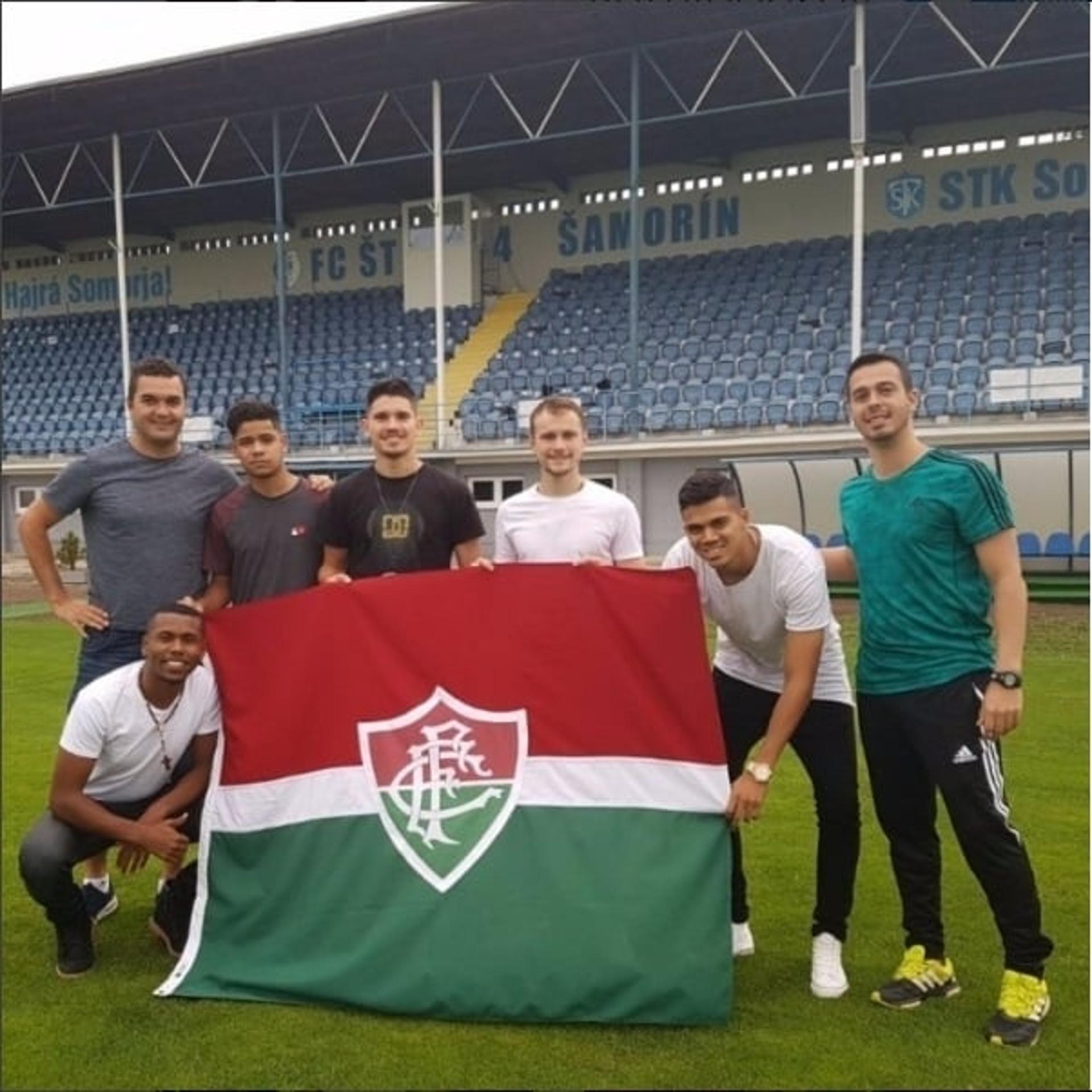 Quinteto posa com bandeira tricolor no estádio do Flu Samorin. Confira na galeria de fotos a seguir