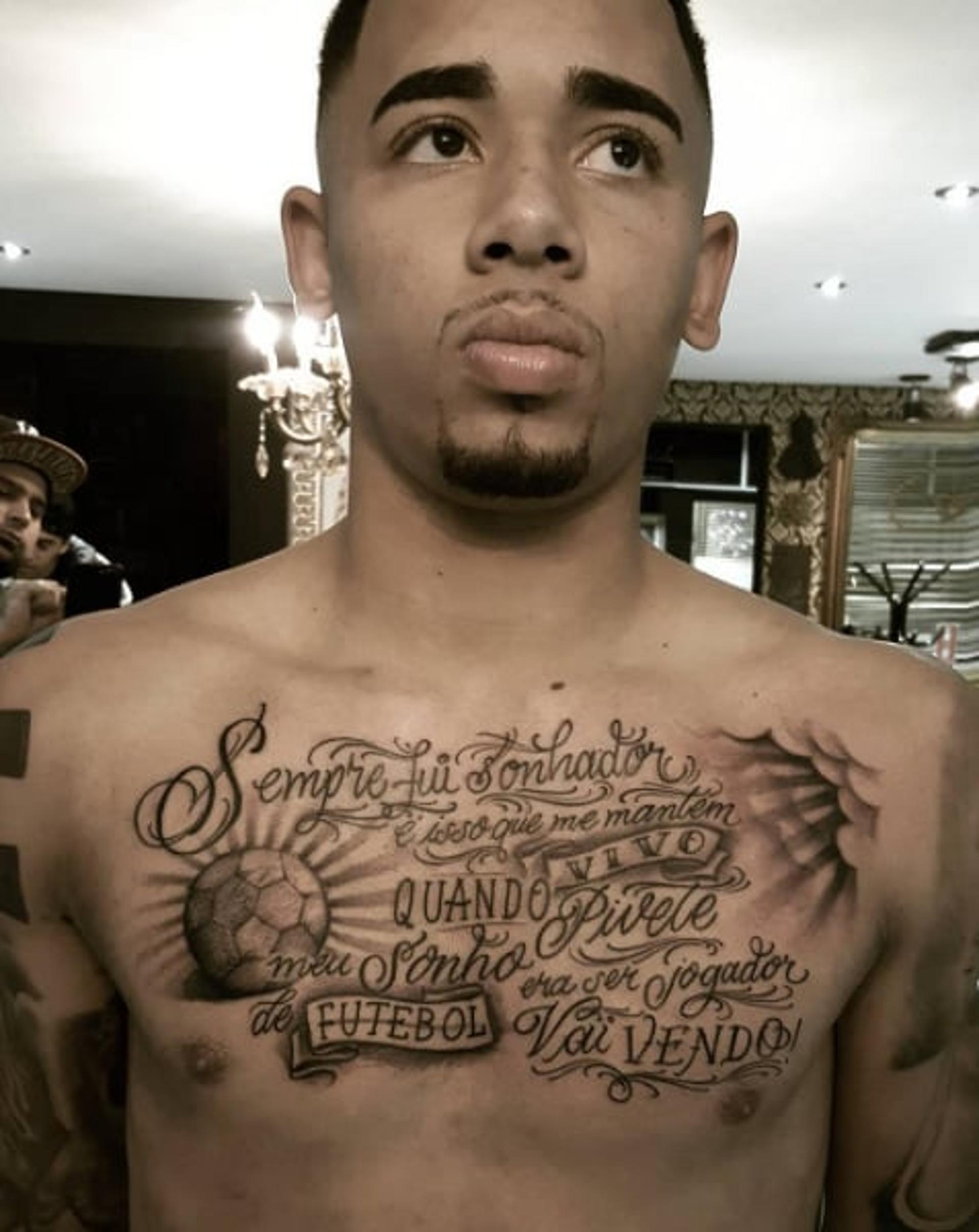 Gabriel Jesus tatua música do Racionais MC's