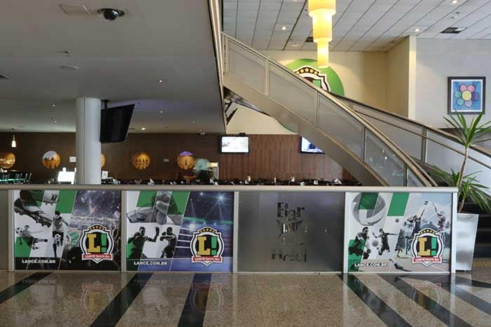 Para quem mora em São Paulo ou está visitando a cidade o ideal é acompanhar os jogos no L! Sports Bar, uma parceria com o Holiday Inn Anhembi. Neste meio de semana tem jogos decisivo da Copa do Brasil e da Sul-Americana. O bar fica na Rua Professor Milton Rodrigues, 100, e funciona entre 9h e 1h. Estacionamento: R$ 12 até 3 horas e adicional de R$ 5 após este período. Informações pelo (011) 2107-8825