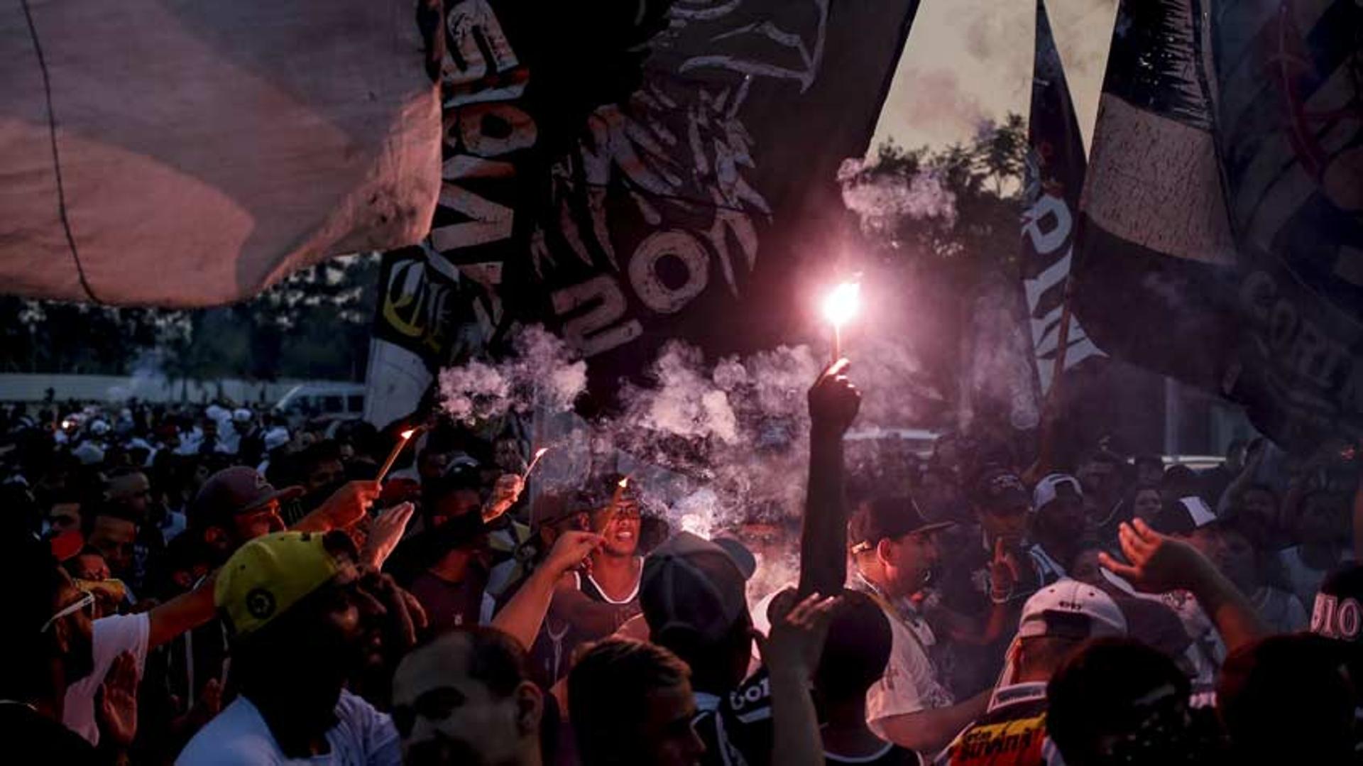 Torcida corintiana no CT nesta terça