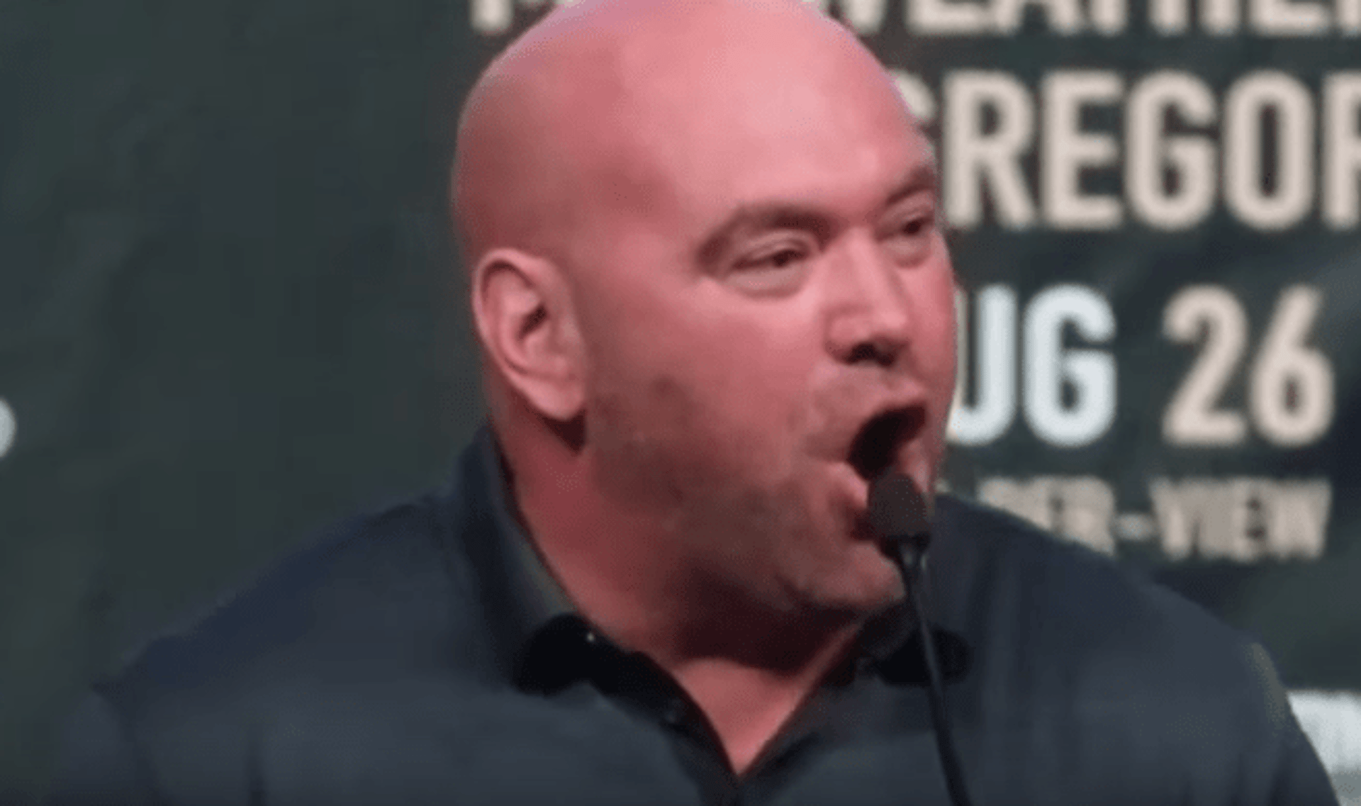 Dana White se empolga ao anunciar Conor McGregor em coletiva de imprensa