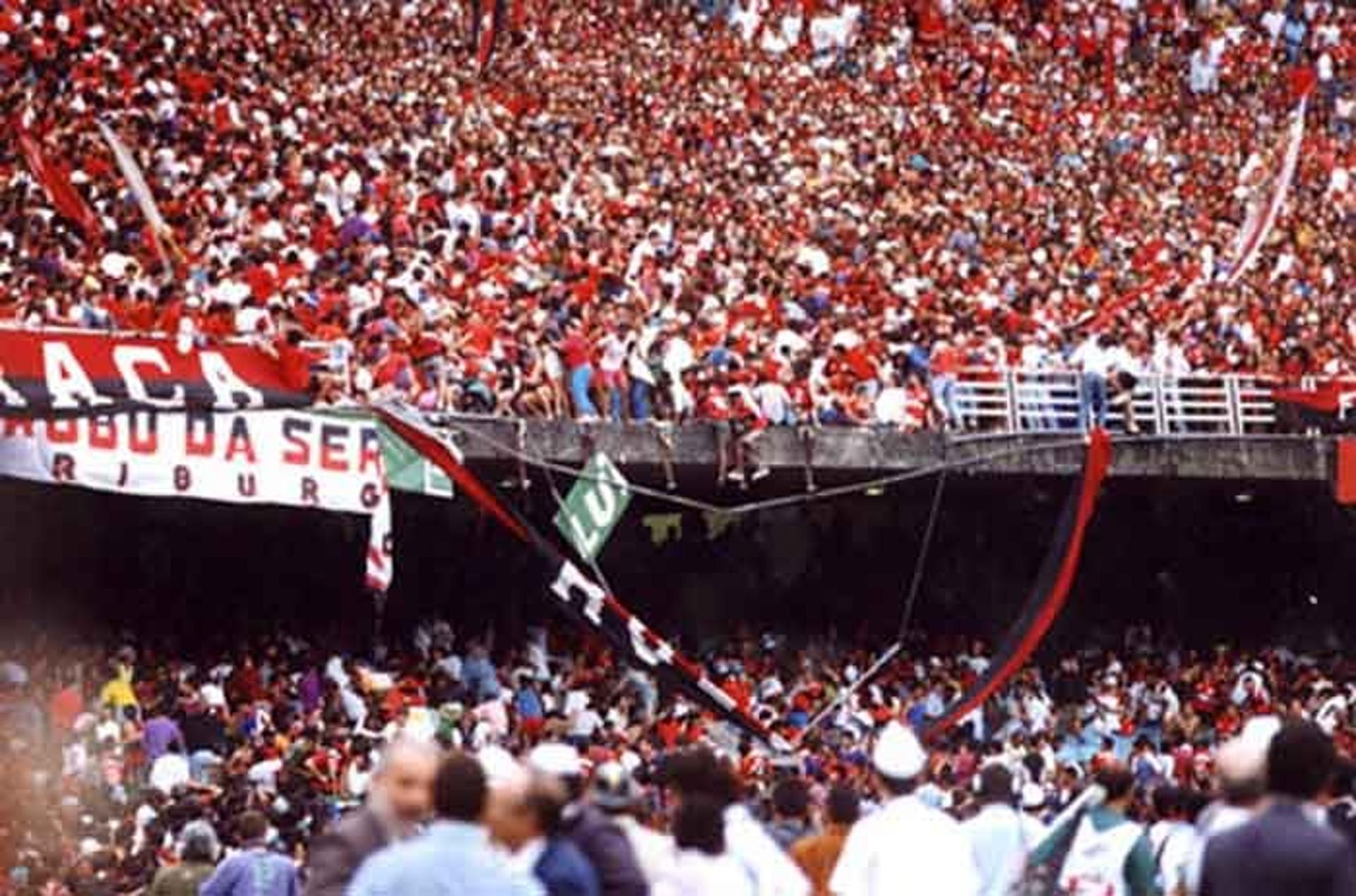 Antes da final do Brasileirão, entre Flamengo e Botafogo, parte da arquibancada cedeu no setor destinado a rubro-negros