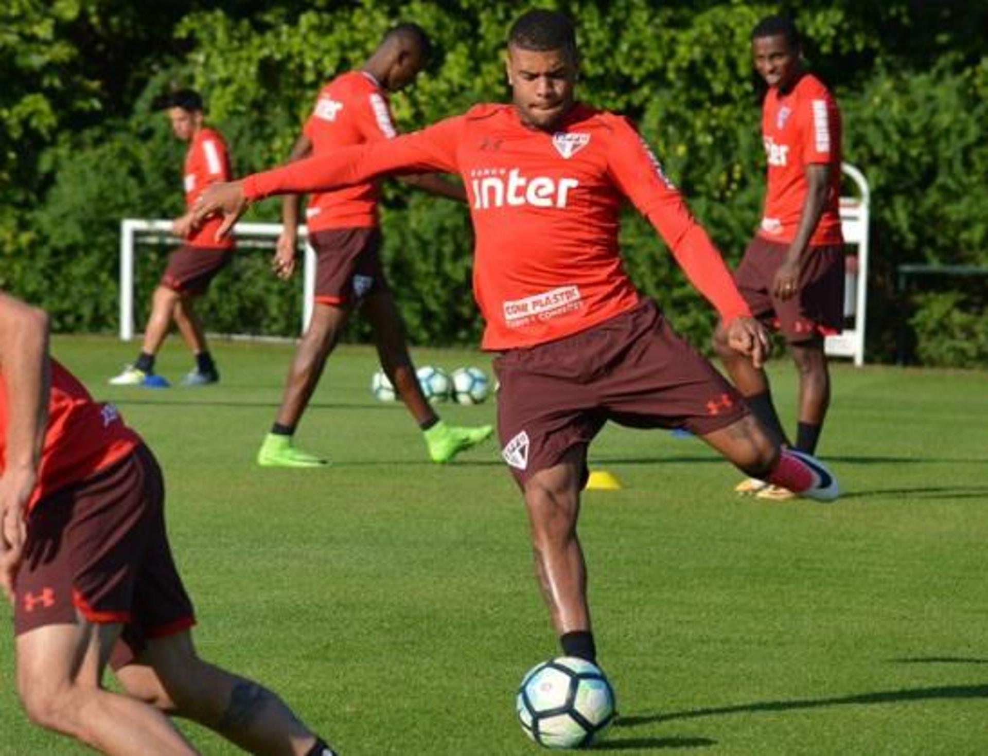 Júnior Tavares em treino do São Paulo