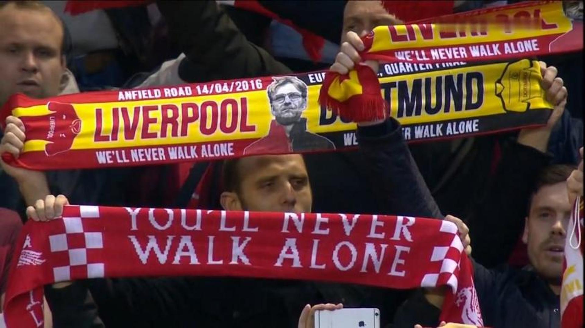 Torcida do Liverpool canta 'You Never Walk Alone'