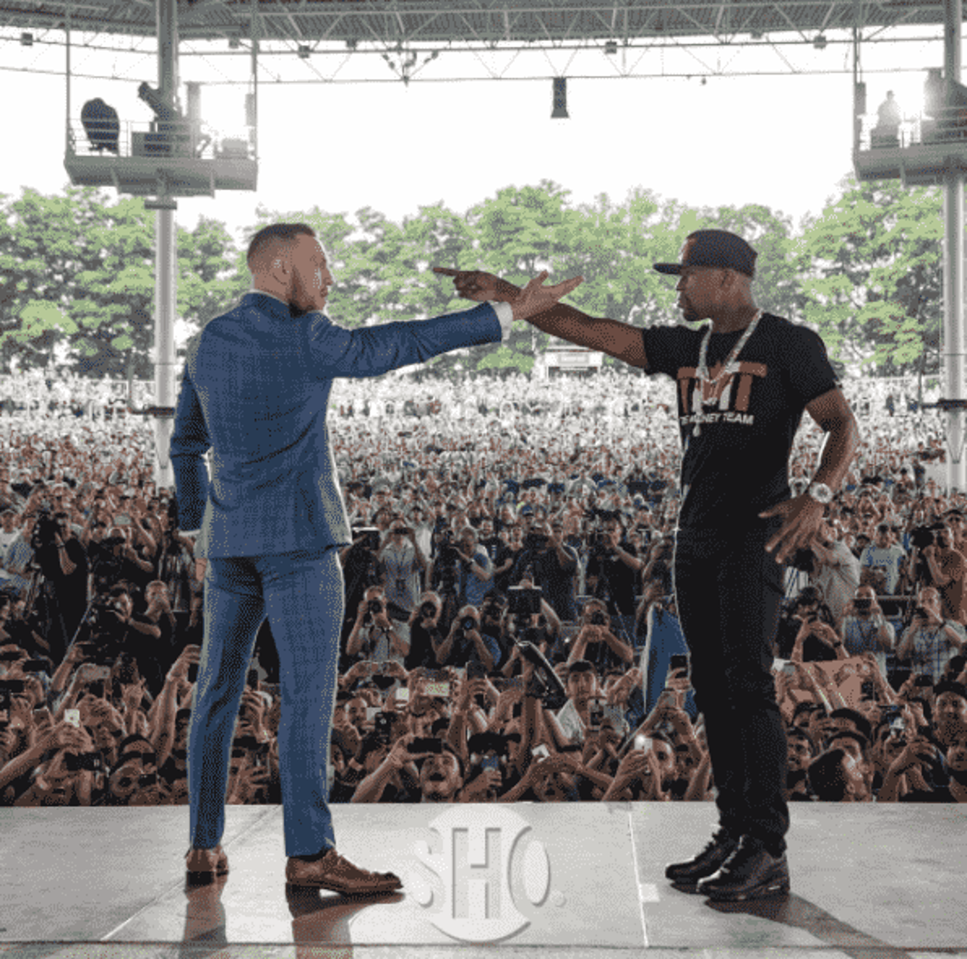 Conor McGregor e Floyd Mayweather se encaram em Toronto, Canadá