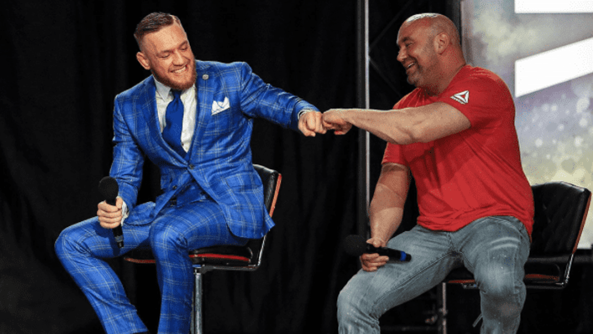 Conor McGregor e Dana White se cumprimentam em turnê mundial