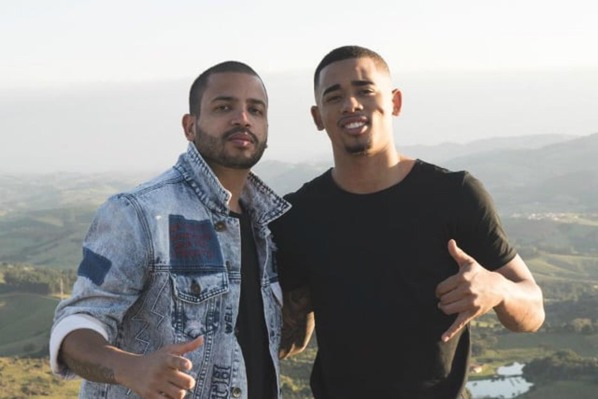 Gabriel Jesus e Projota em gravação de clipe