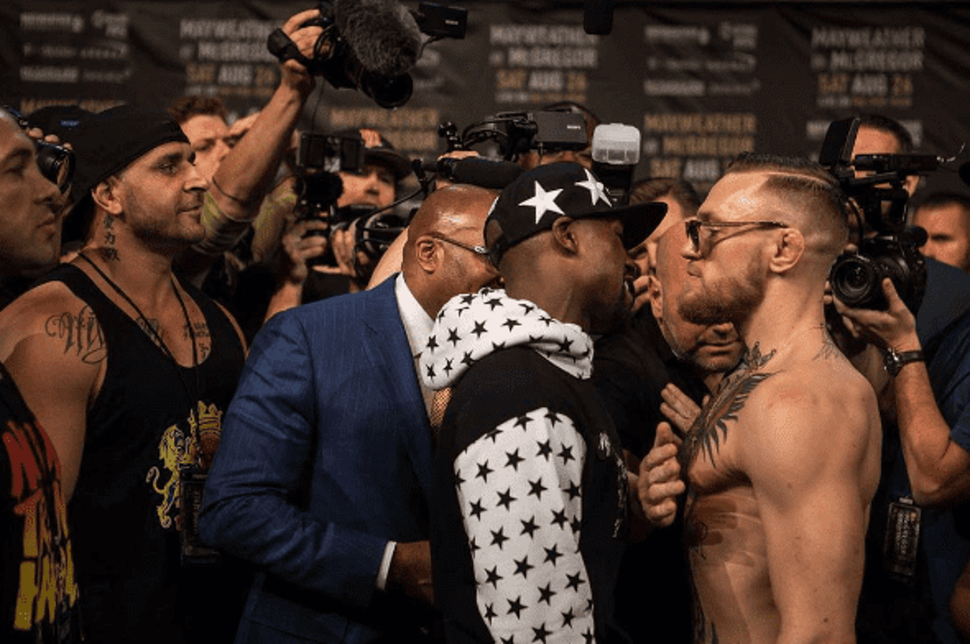 Conor McGregor encara Floyd Mayweather em terceiro dia de turnê mundial