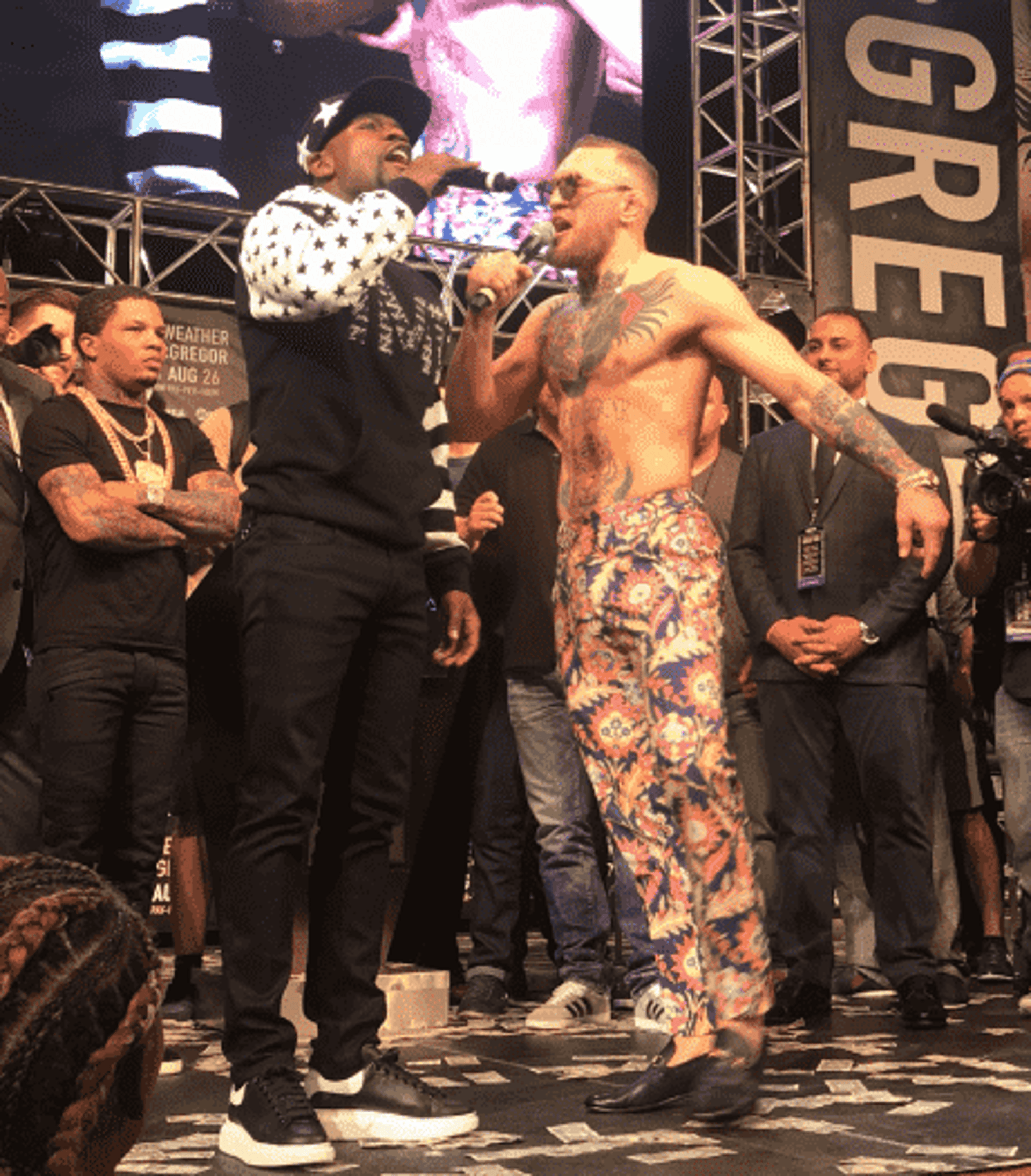 Floyd Mayweather e Conor McGregor se encaram em Nova York