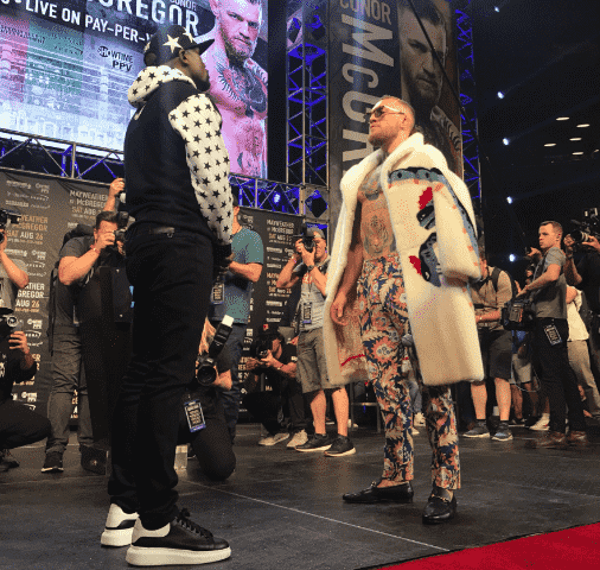 Floyd Mayweather e Conor McGregor se encaram em Nova York (EUA)