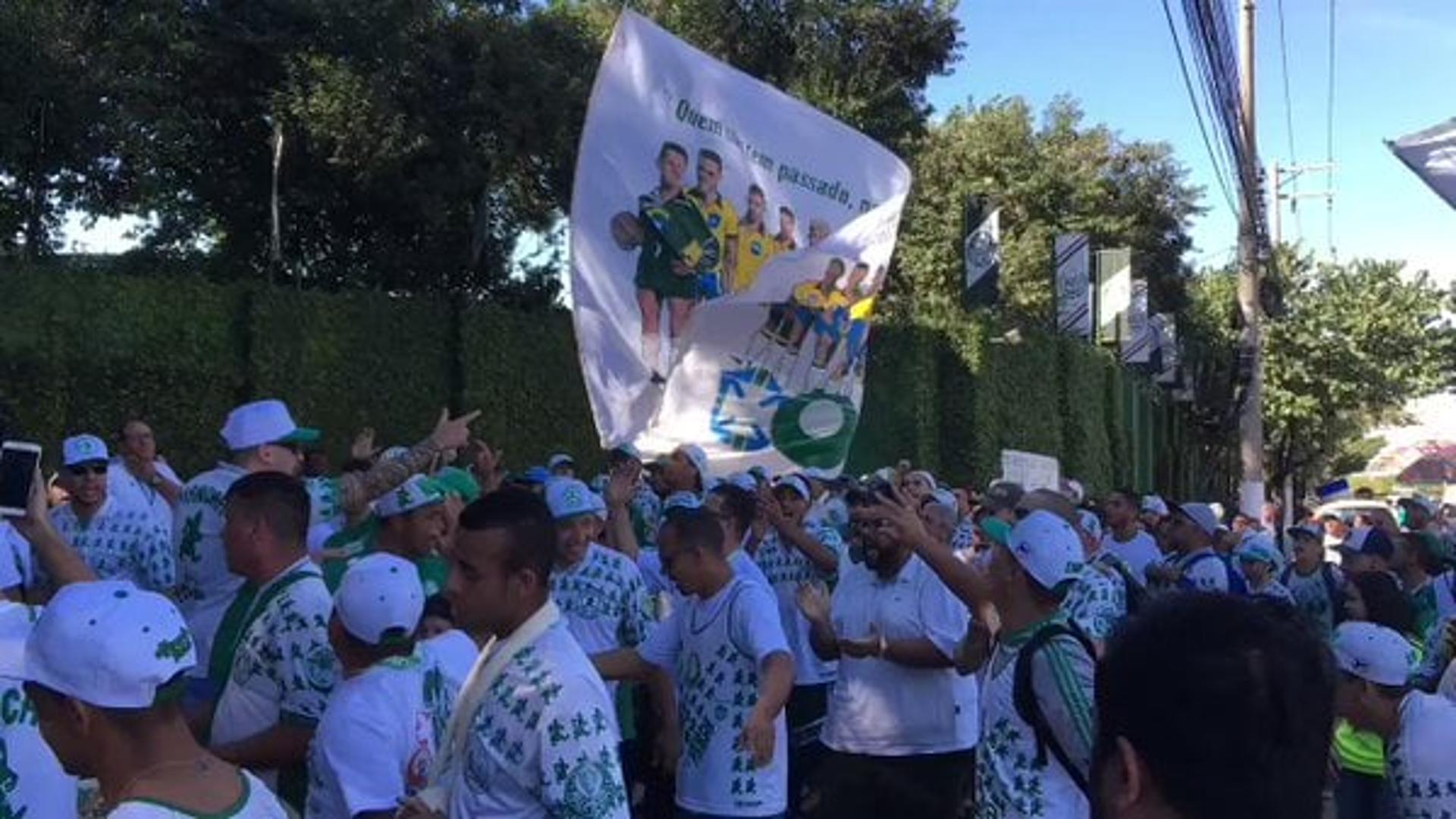 Protesto da Mancha em frente à Academia&nbsp;