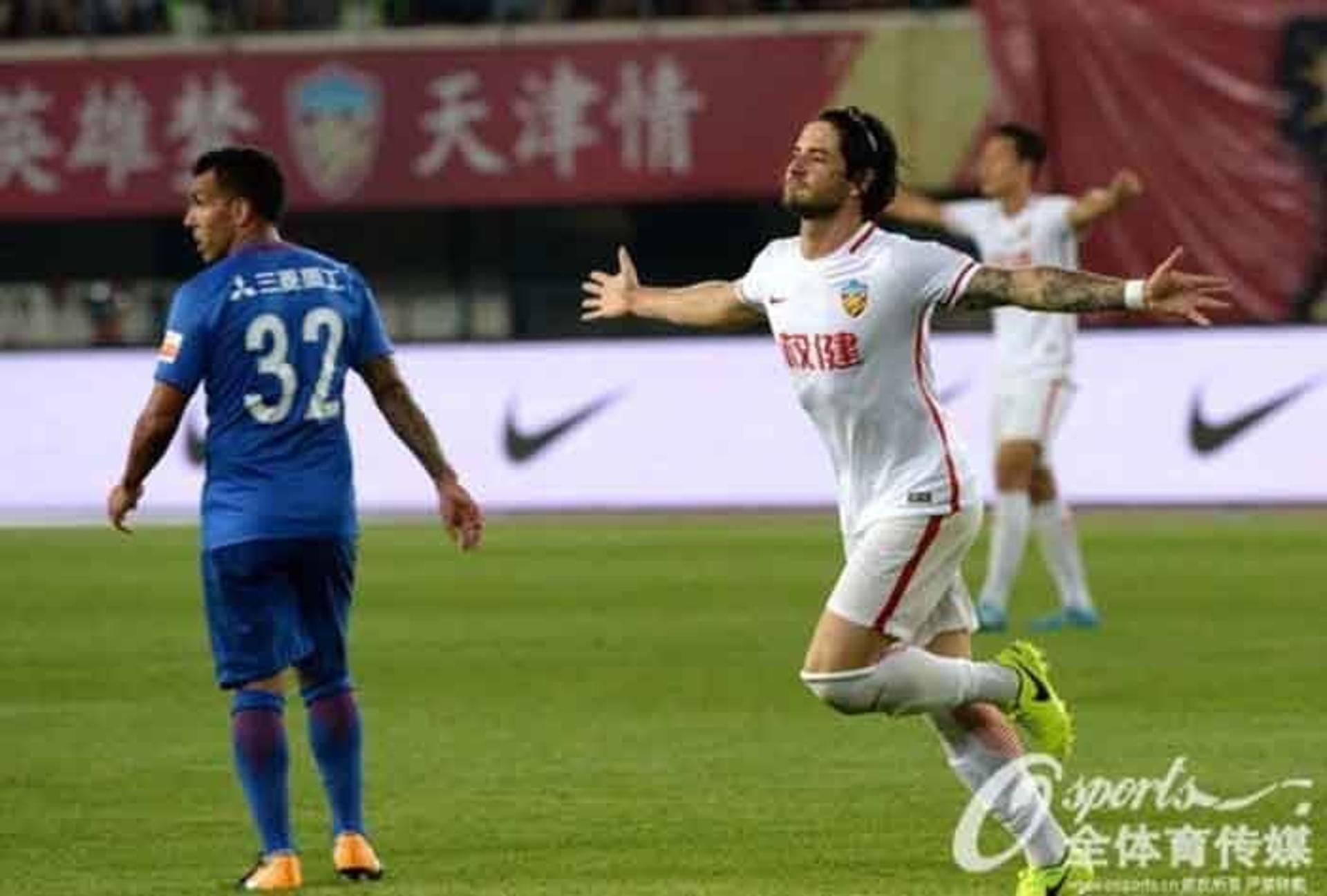 Pato comemorando o gol no jogo entre Tianjin Quanjian x Shanghai Shenhua