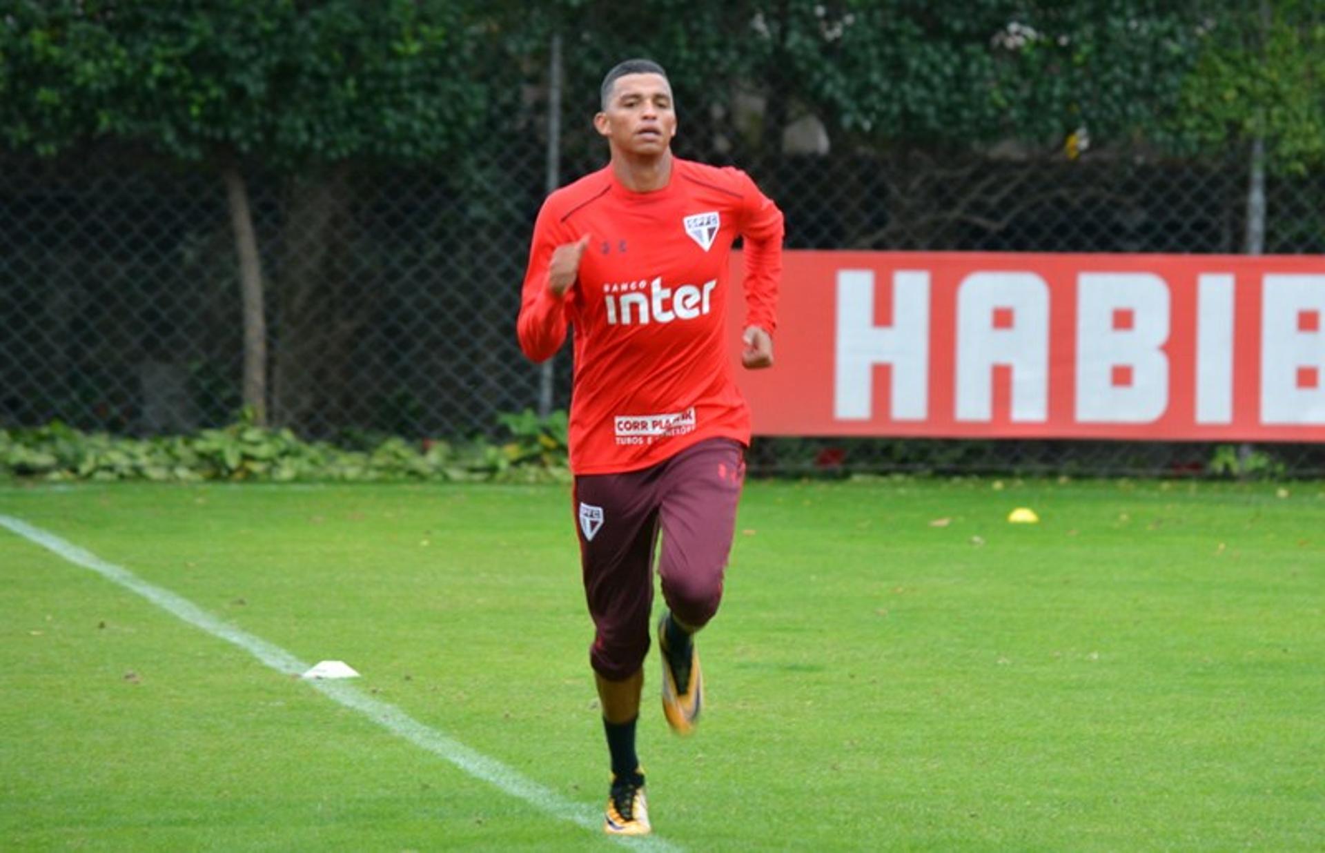 Aderllan faz treino físico para estrear