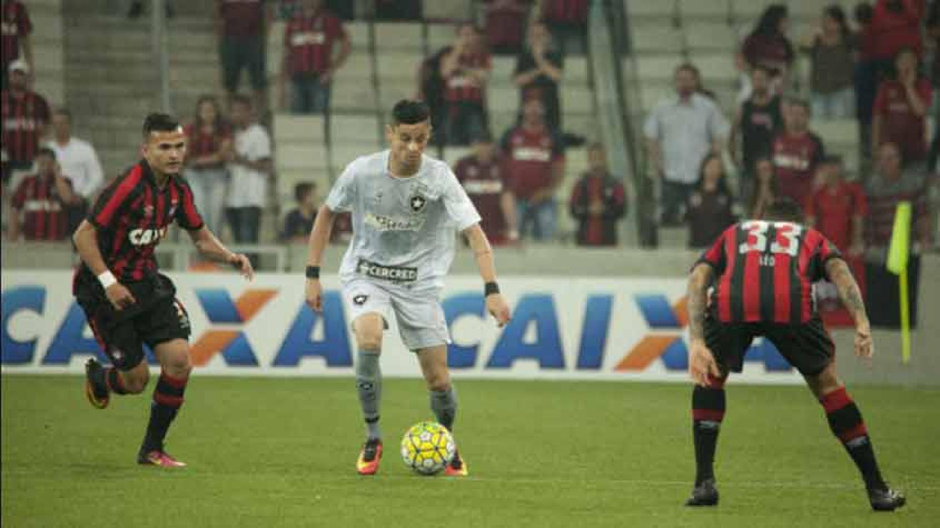 Atlético-PR x Botafogo: o último duelo foi pelo Campeonato Brasileiro do ano passado. Vitória do Furacão por 1 a 0