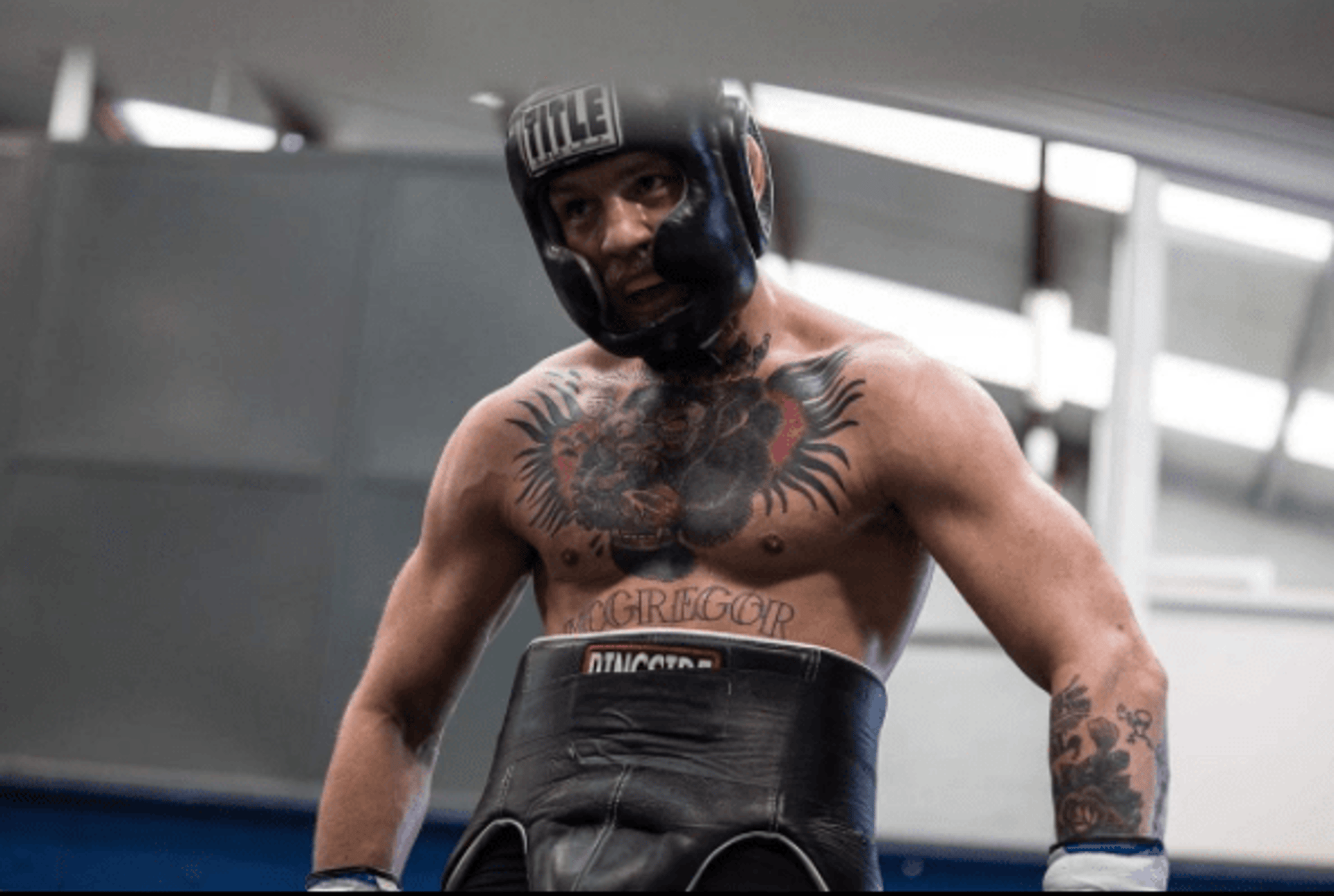 Conor McGregor treina boxe antes de superluta com Floyd Mayweather