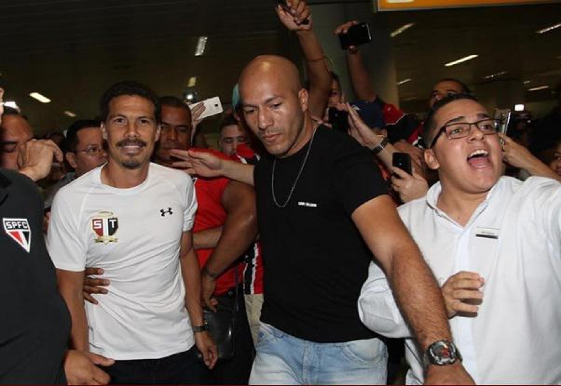 Hernanes no desembarque em Guarulhos