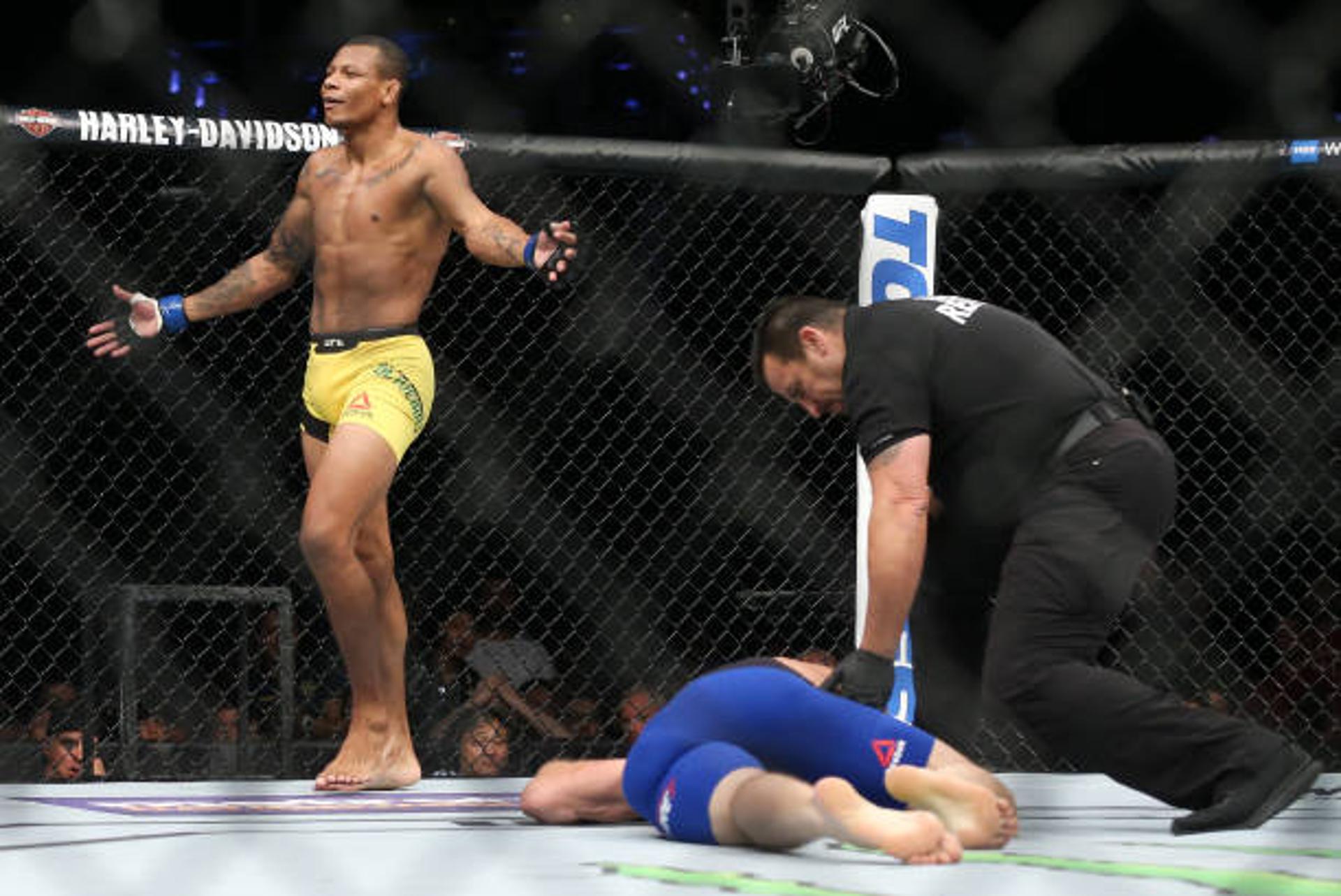 Alex Oliveira nocauteia Ryan LaFlare em Long Island