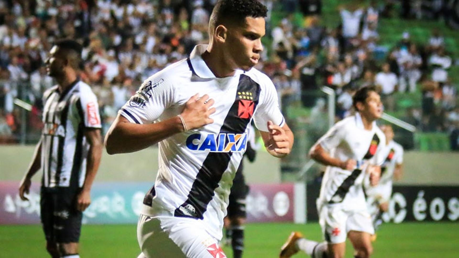 Paulinho comandou a vitória do Vasco contra o Atlético-MG e fez os dois gols do time