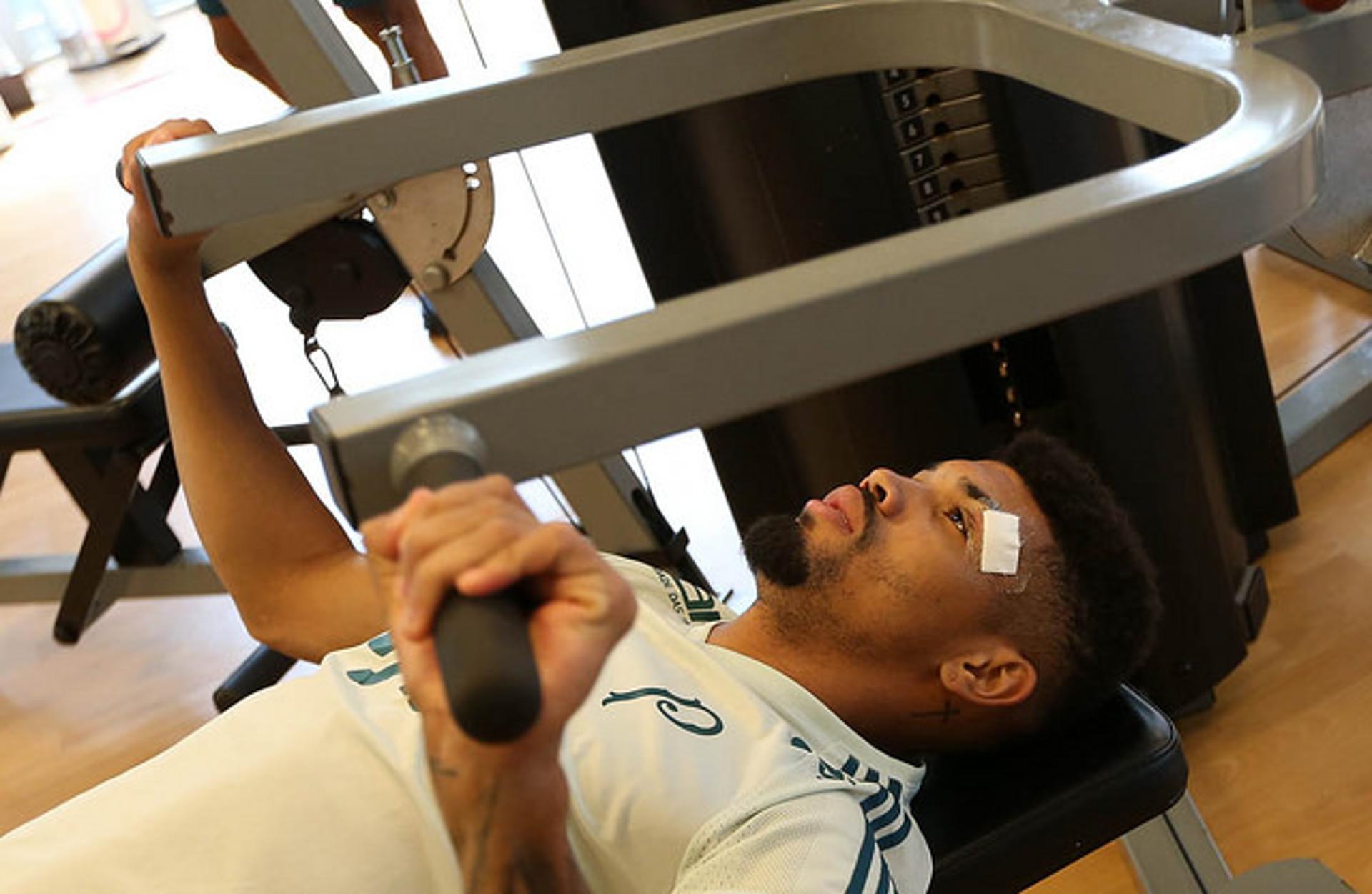 Juninho trabalha na academia do hotel em Pernambuco