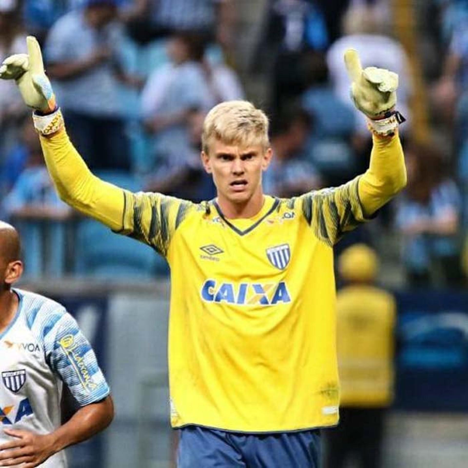 Douglas Friedrich tem aparecido com destaque neste Brasileirão. Veja, na galeria, os clubes da carreira do goleiro