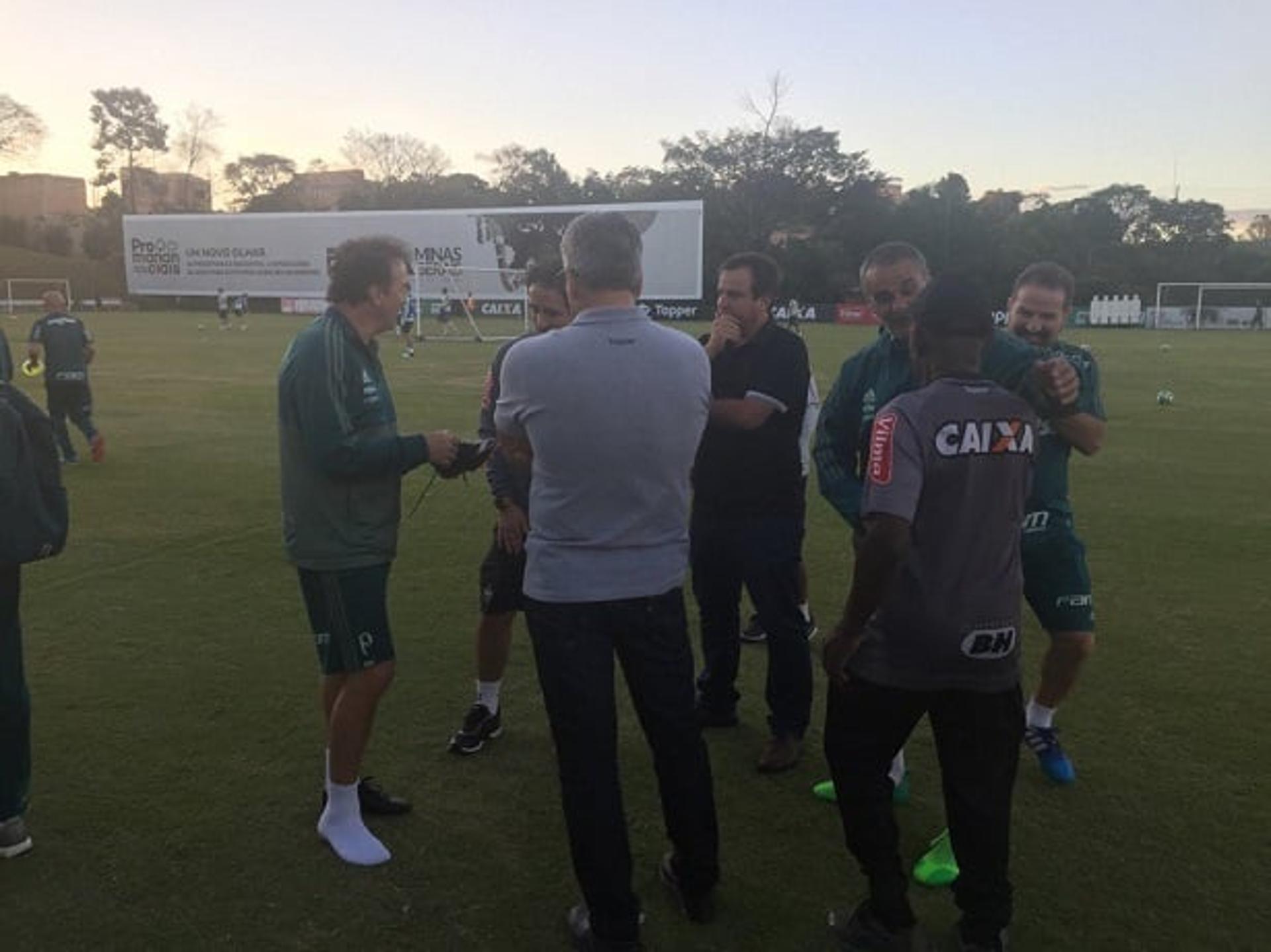 Cuca conversa com funcionários do Galo em Belo Horizonte - Foto: Thiago Ferri