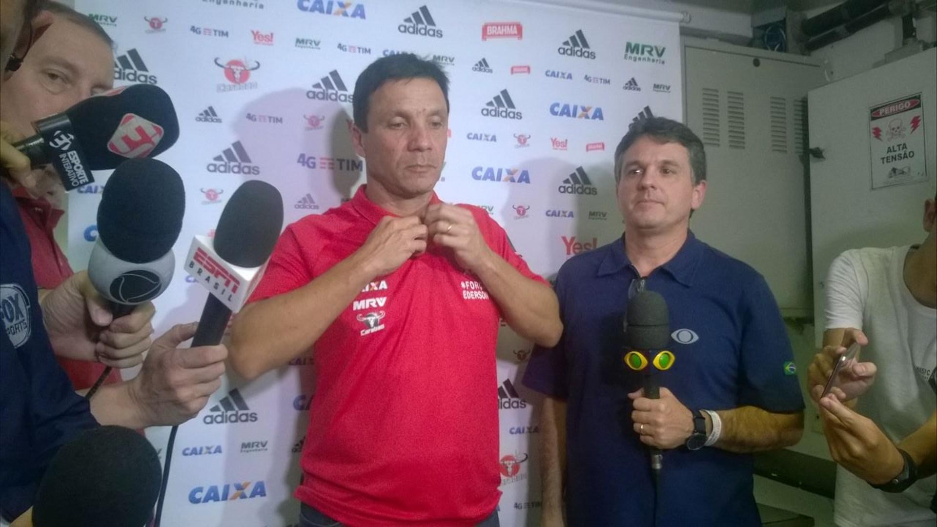 Zé Ricardo em entrevista coletiva na Vila Belmiro