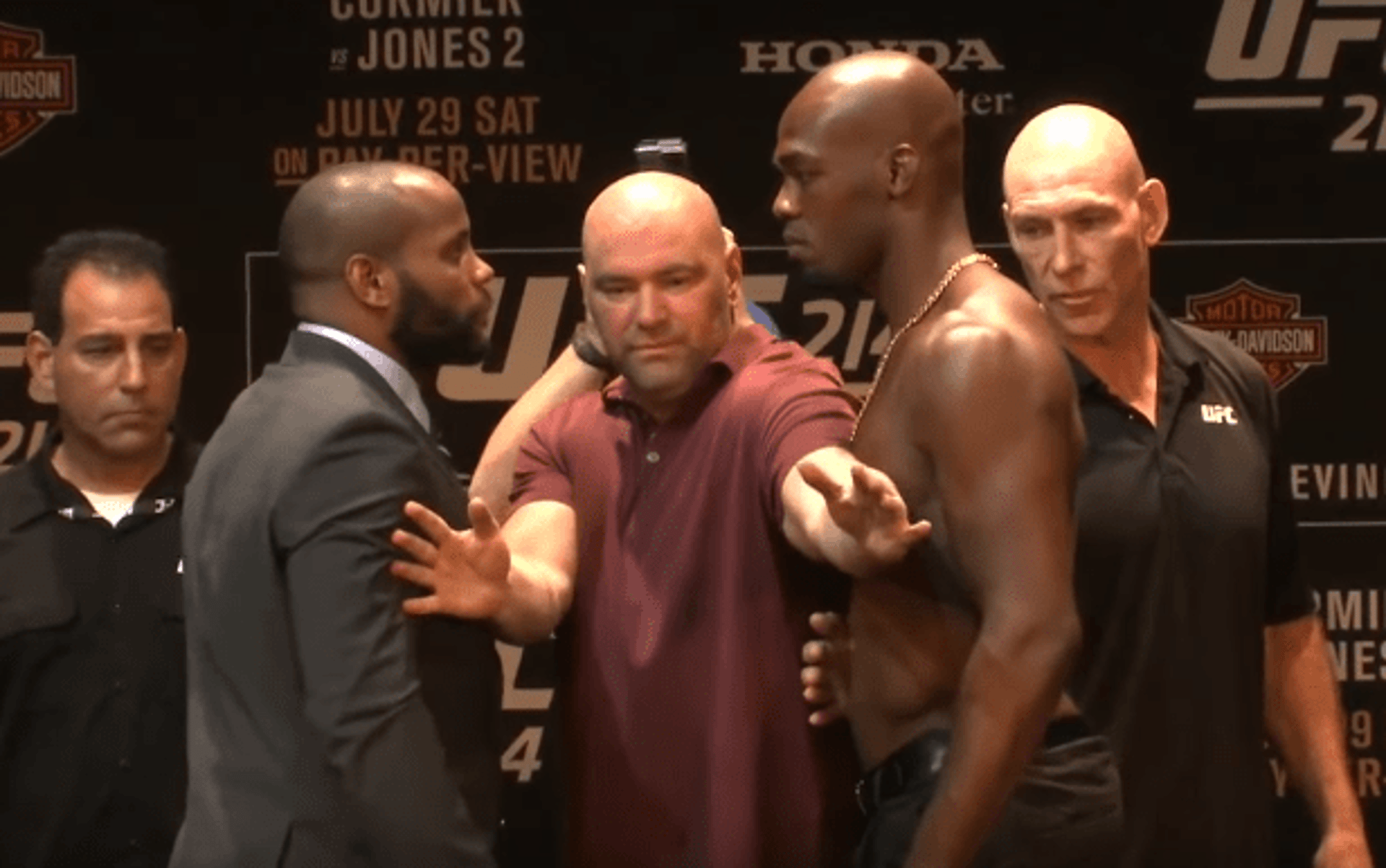 Jon Jones encarou Daniel Cormier sem camisa antes do UFC 214