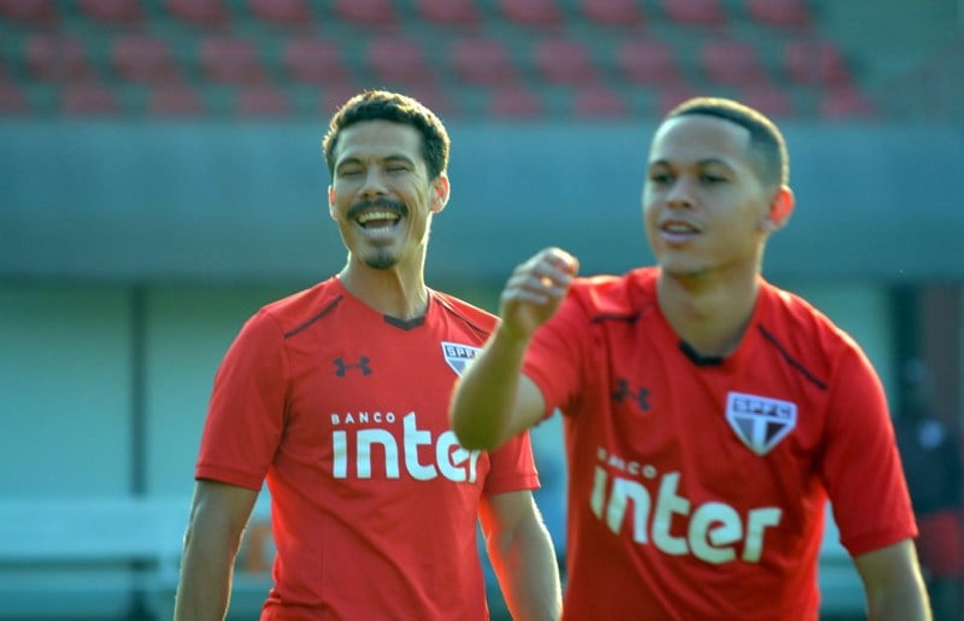 Marcos Guilherme e Hernanes no treino