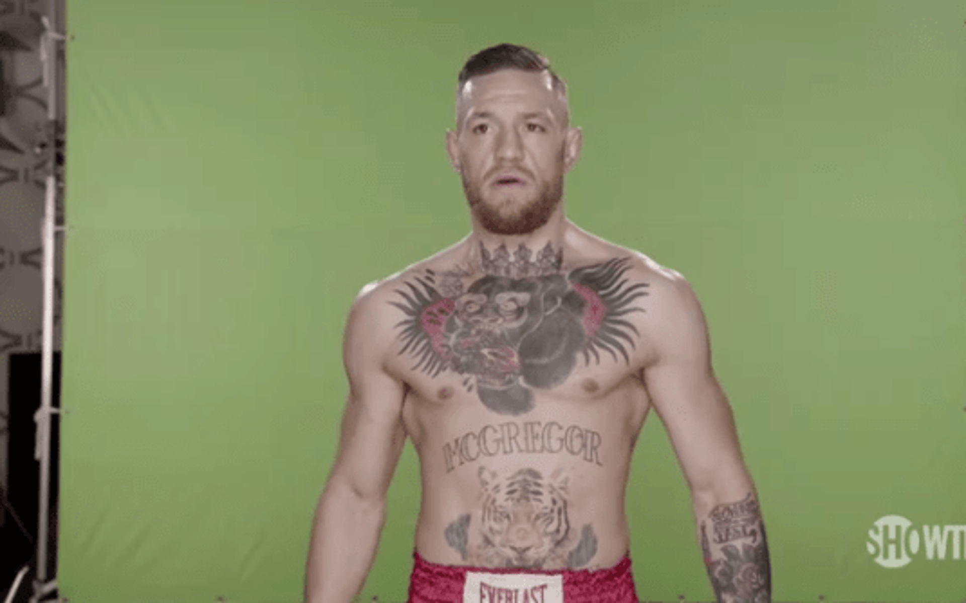 Conor McGregor durante bastidores de gravação de comercial