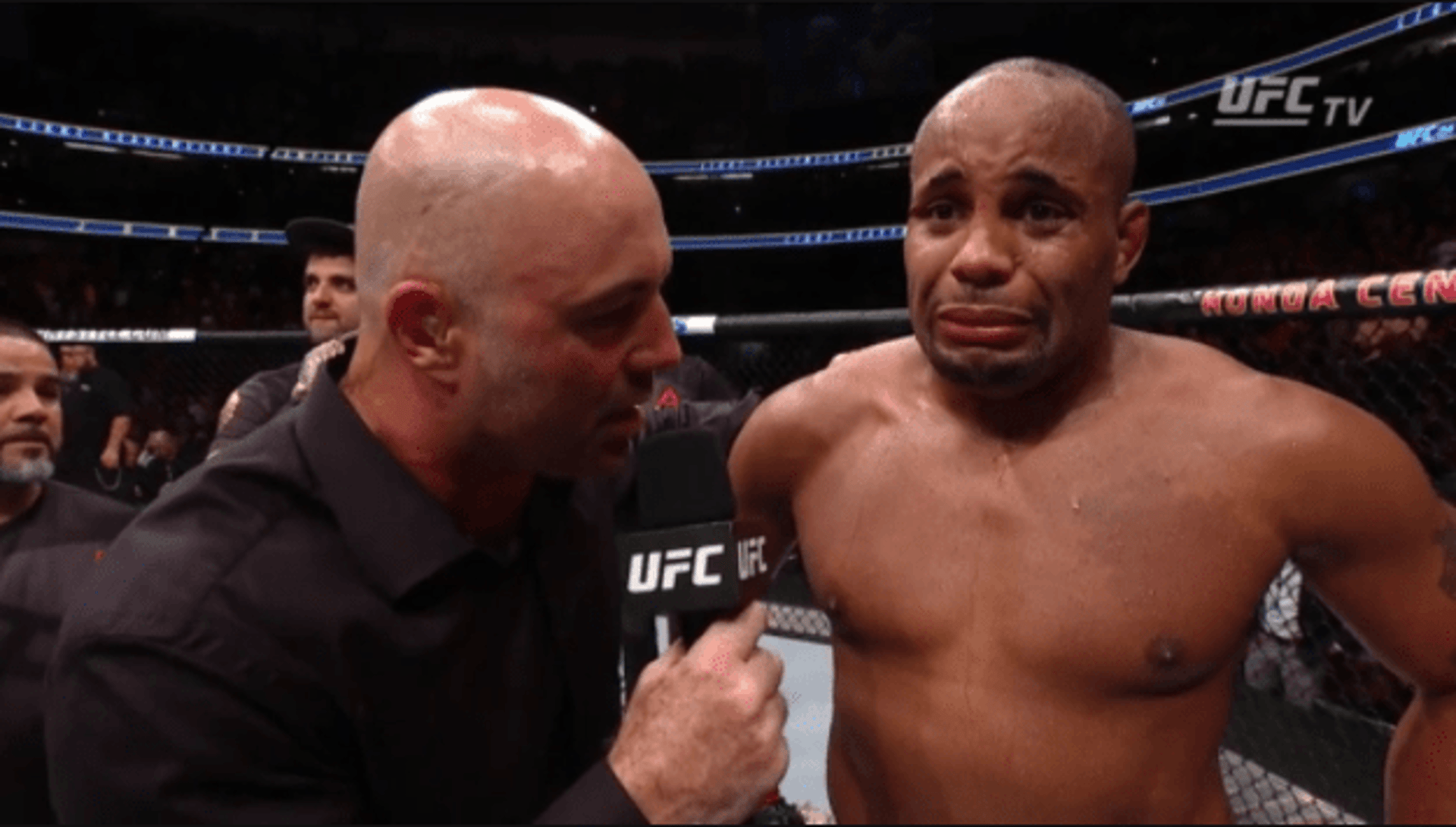 Daniel Cormier chorou no octógono após ser derrotado por Jon Jones