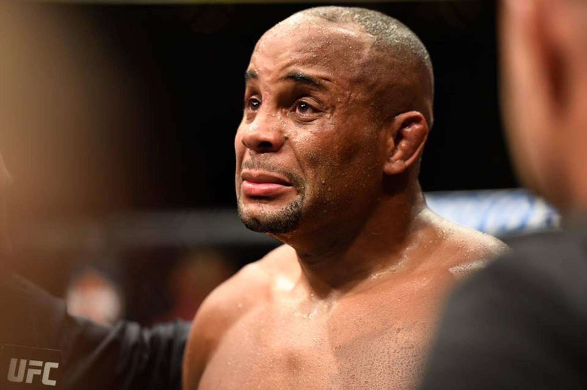 Daniel Cormier chorou no octógono após ser derrotado por Jon Jones