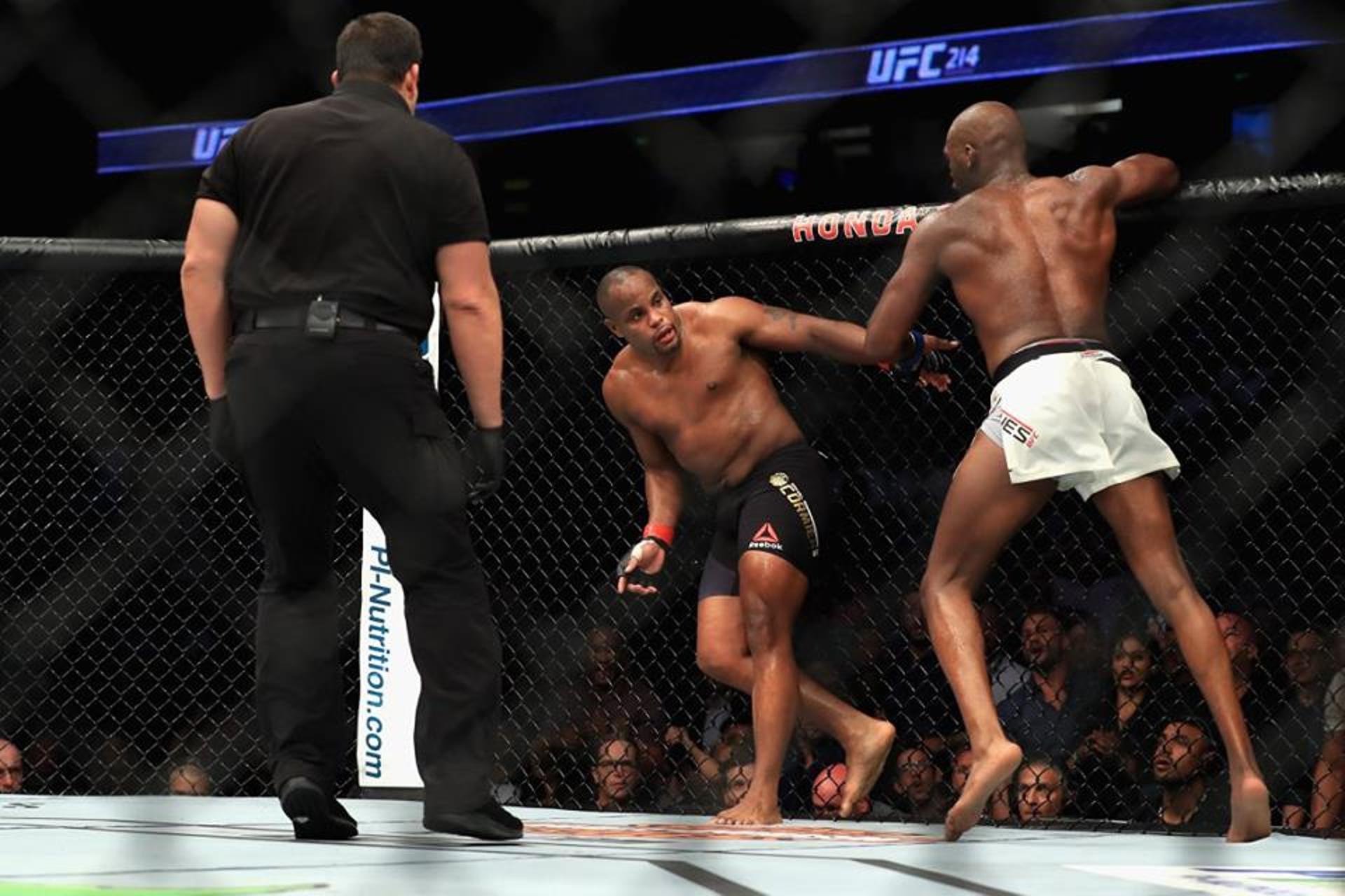 Jon Jones nocauteou Daniel Cormier no UFC 214