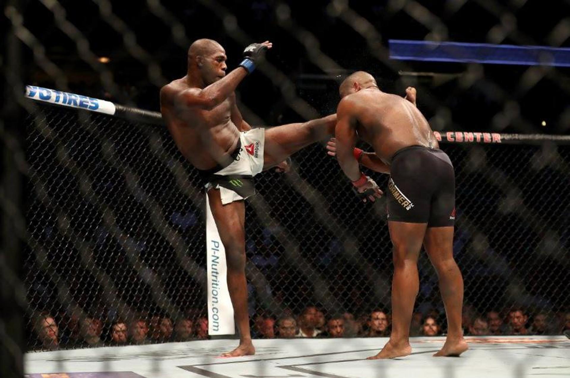 UFC 214 - Jon Jones nocauteou Daniel Cormier com uma canelada alta