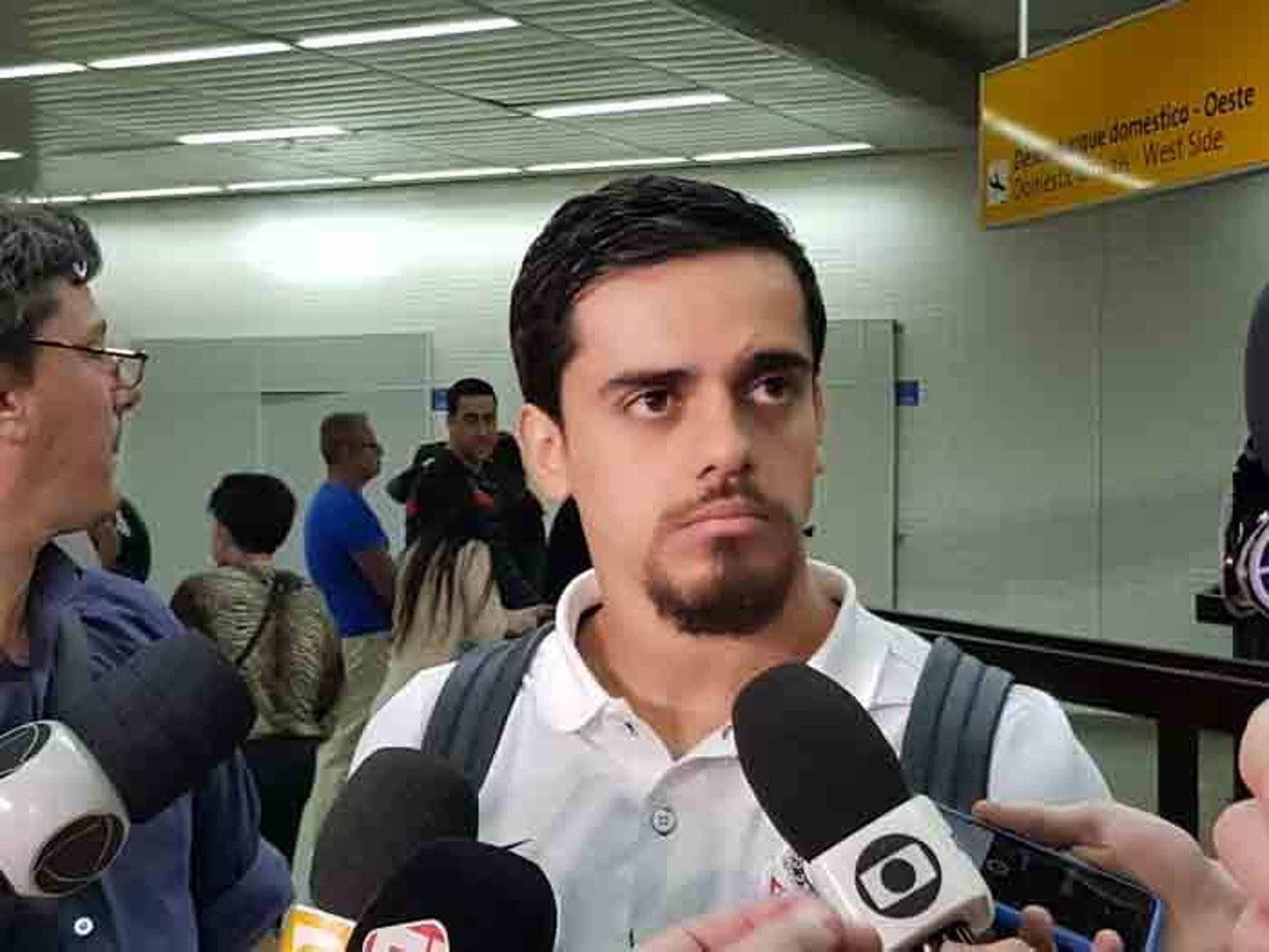 Fagner falou durante desembarque do Corinthians