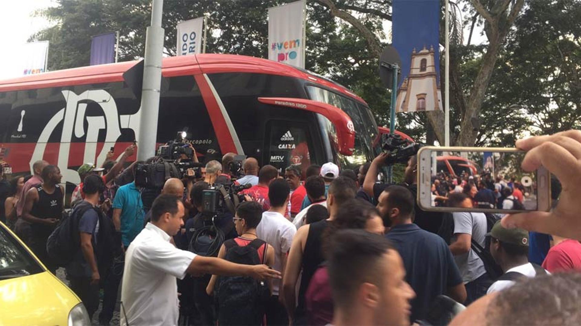 Protesto no desembarque do Flamengo