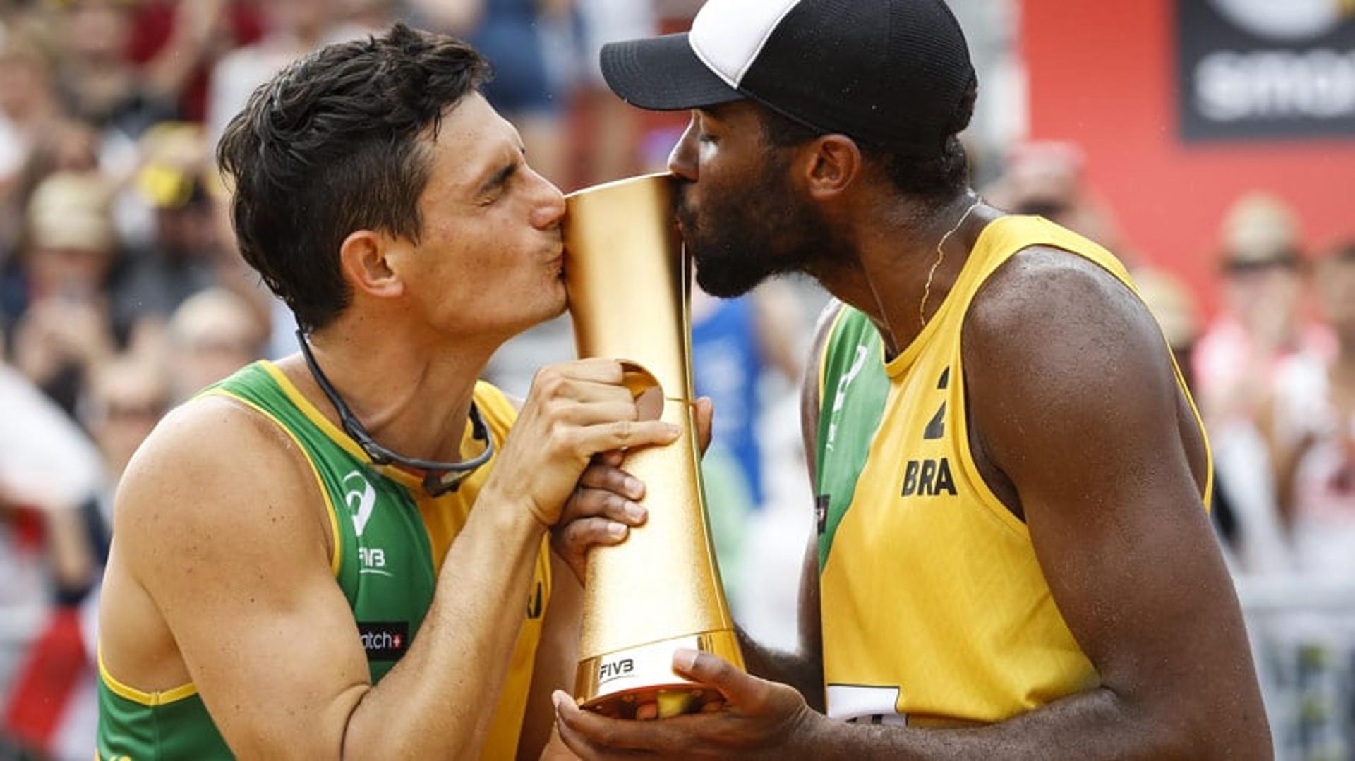 Brasileiros beijam troféu do Campeonato Mundial de 2017