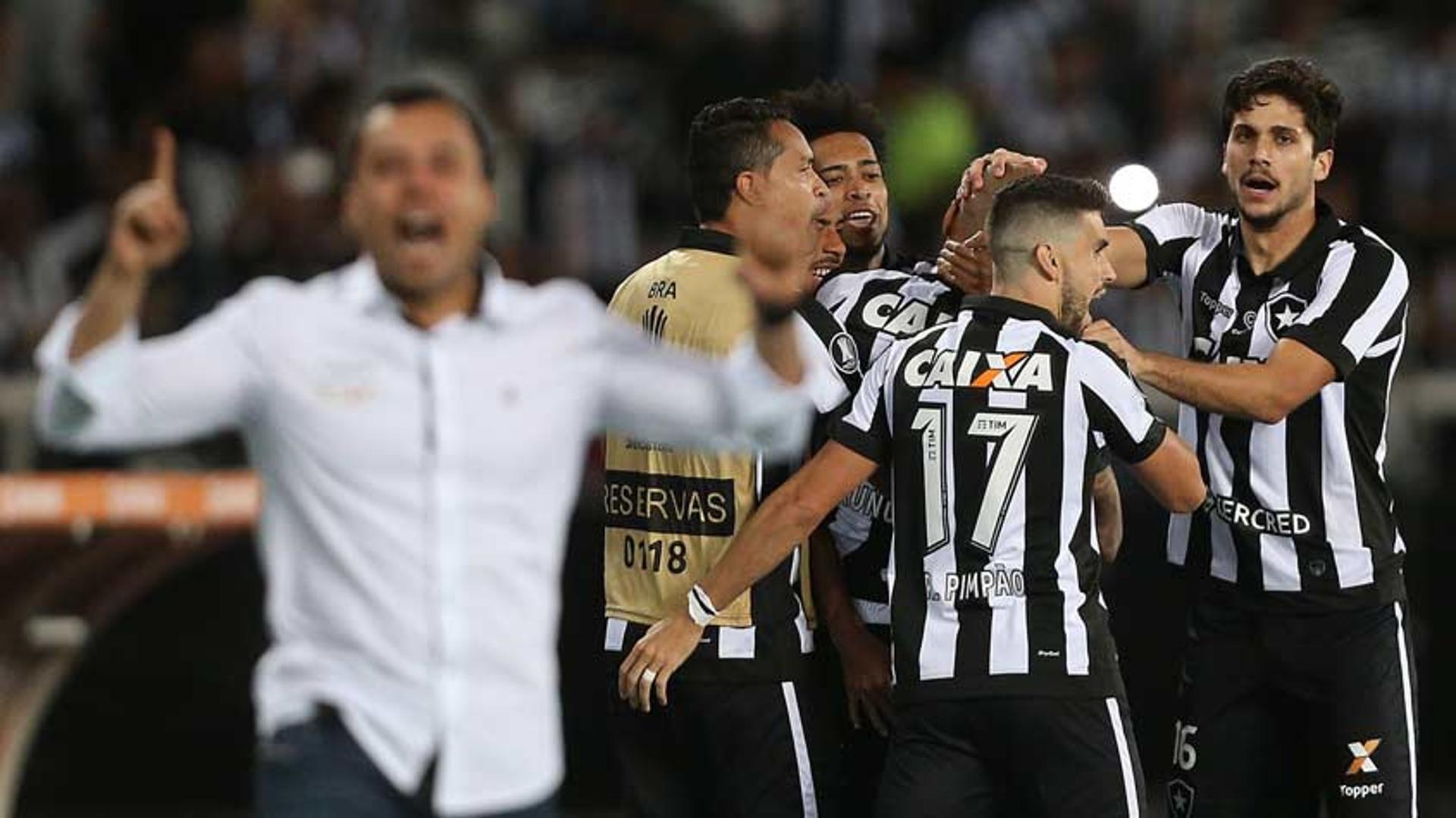 Botafogo 2 x 0 Nacional-URU: as imagens no Nilton Santos