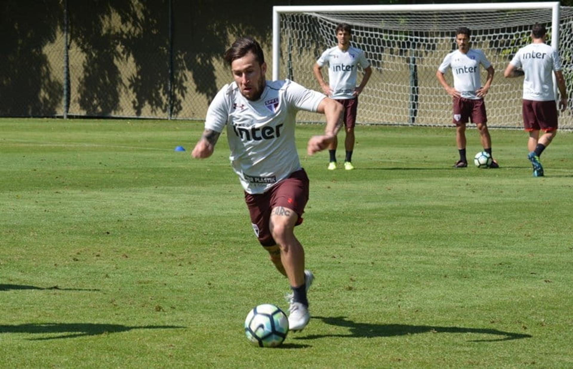 O meia Jonatan Gomez foi titular durante todo o treino de quarta