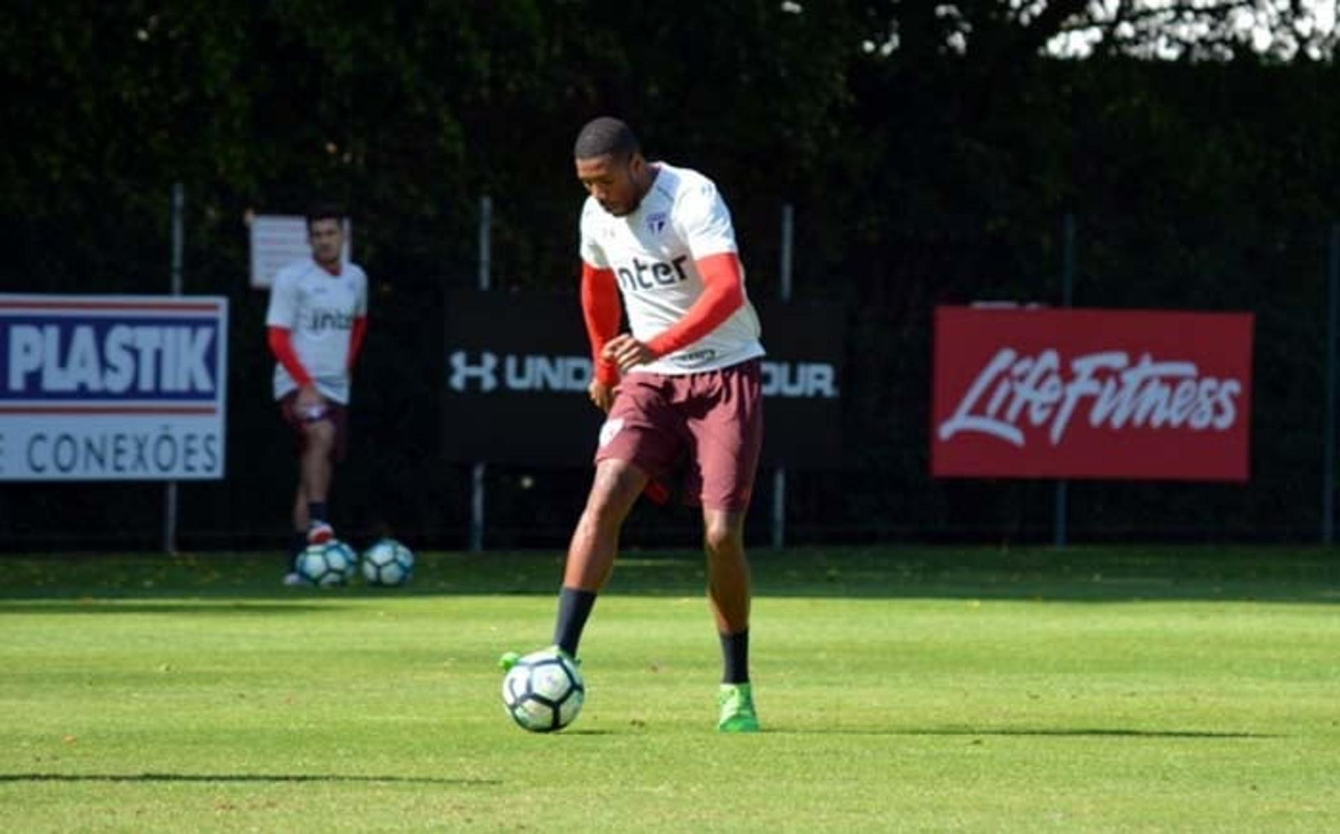 São Paulo treina para enfrentar o Cruzeiro