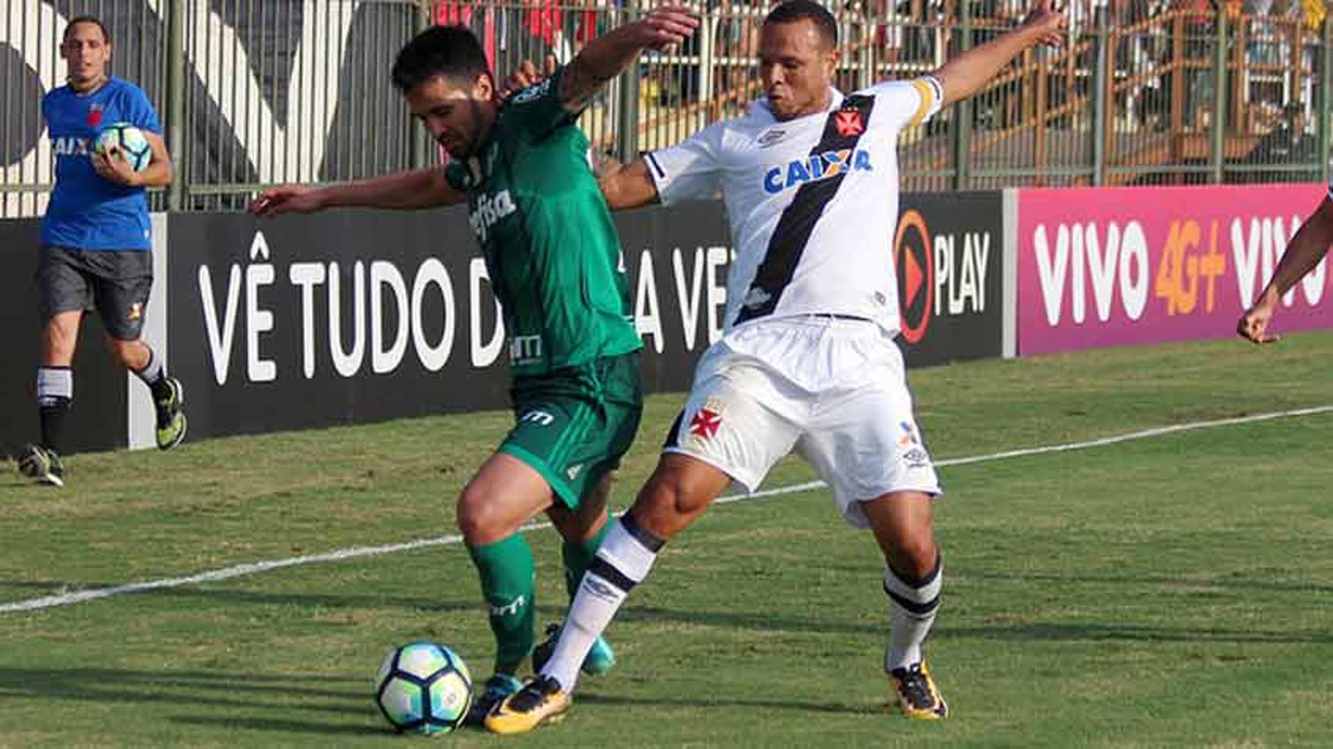 Luis Fabiano voltou ao Vasco no empate com o Palmeiras neste domingo. Confira a seguir a galeria especial LANCE!